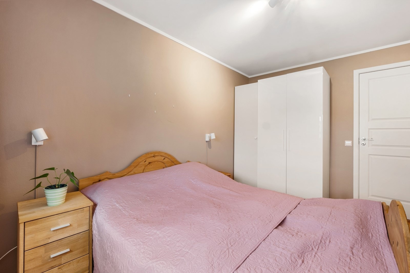 God plass til seng og garderobeskap. Galleribilde