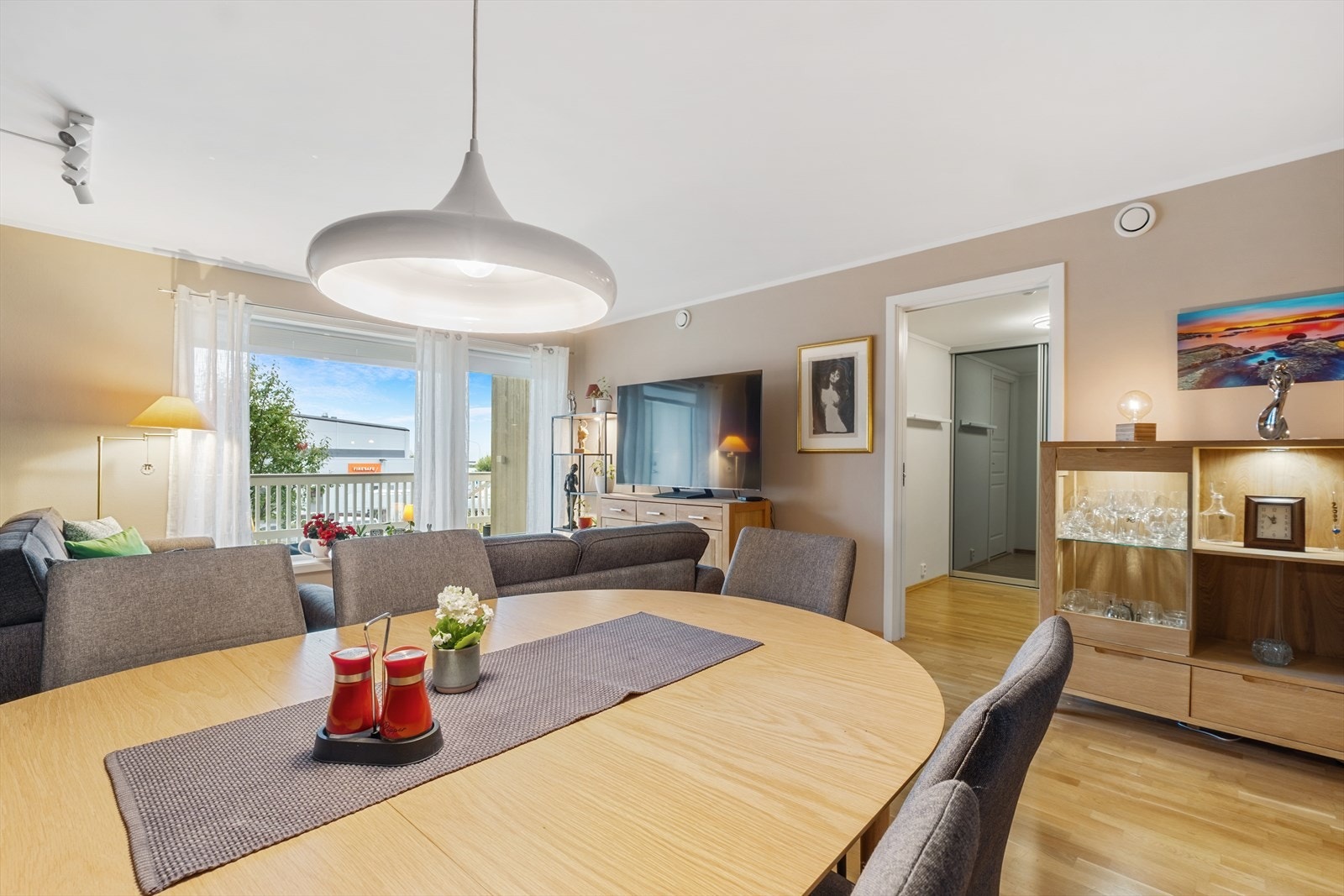 God plass til spisegruppe i spisestue. Galleribilde