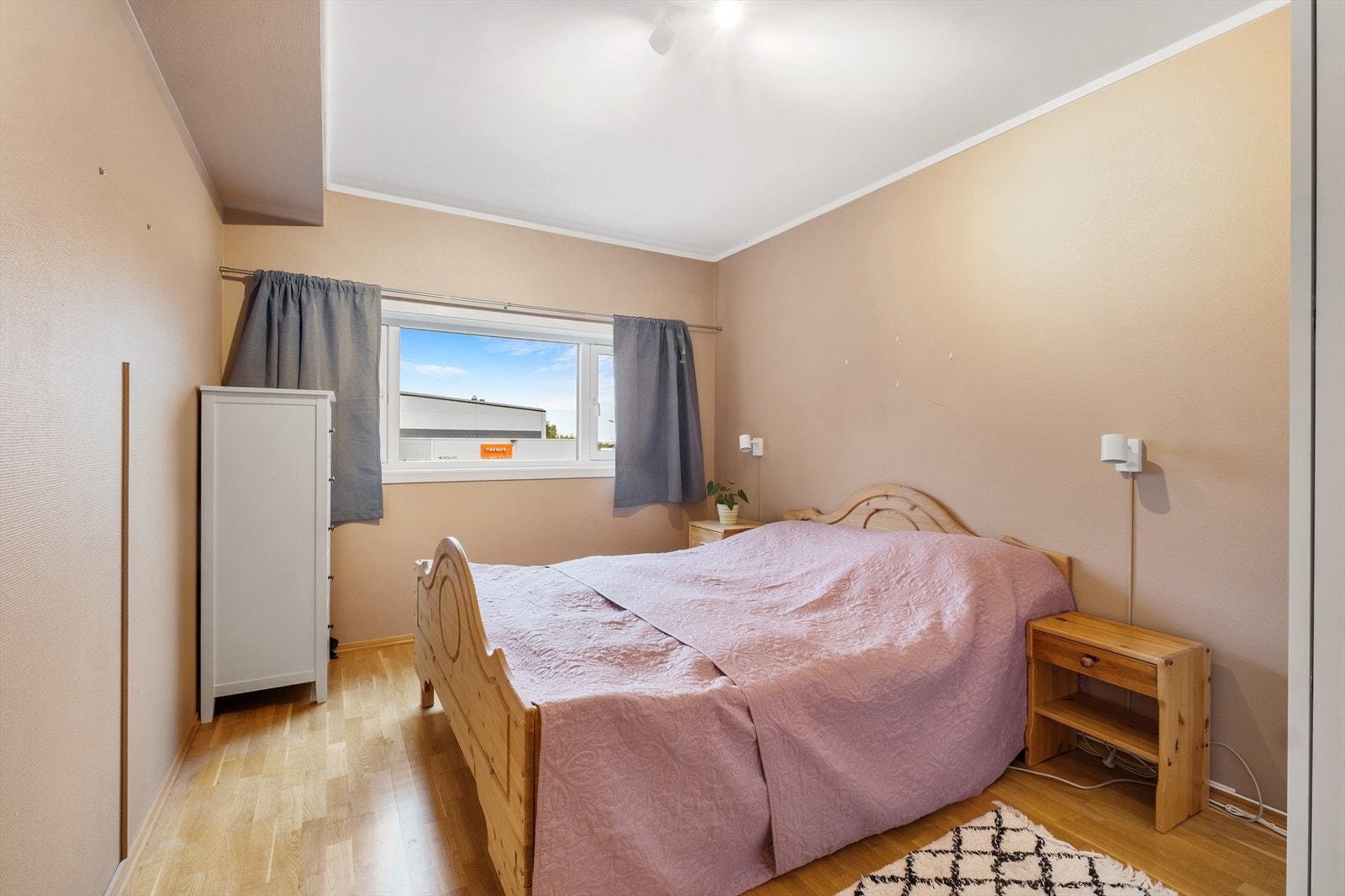 Lyst og fint soverom i fine farger. Stort vindu som slipper inn godt med lys. Galleribilde