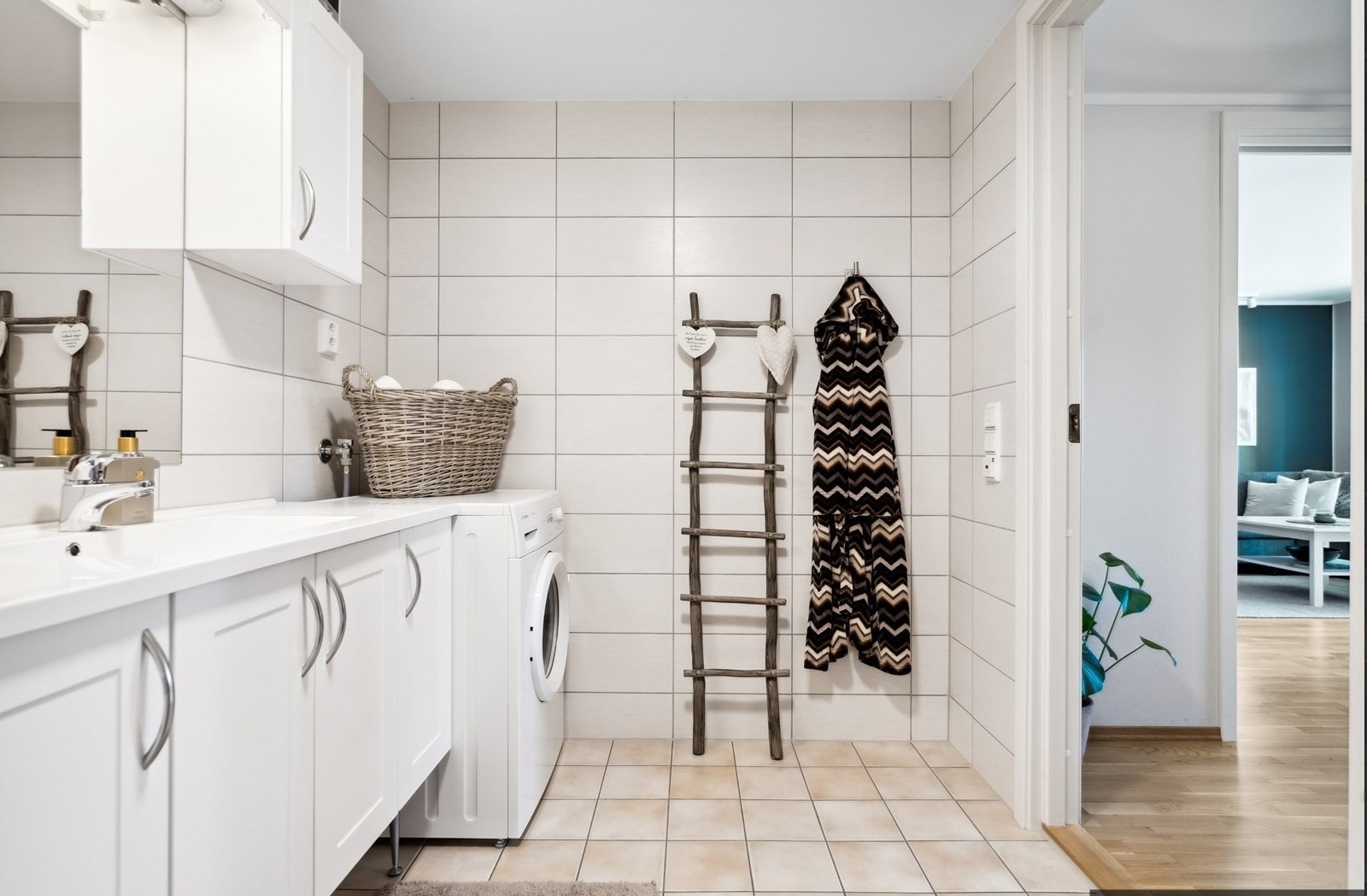 Flislagt bad med varme i gulv. Servant i innredning. Galleribilde