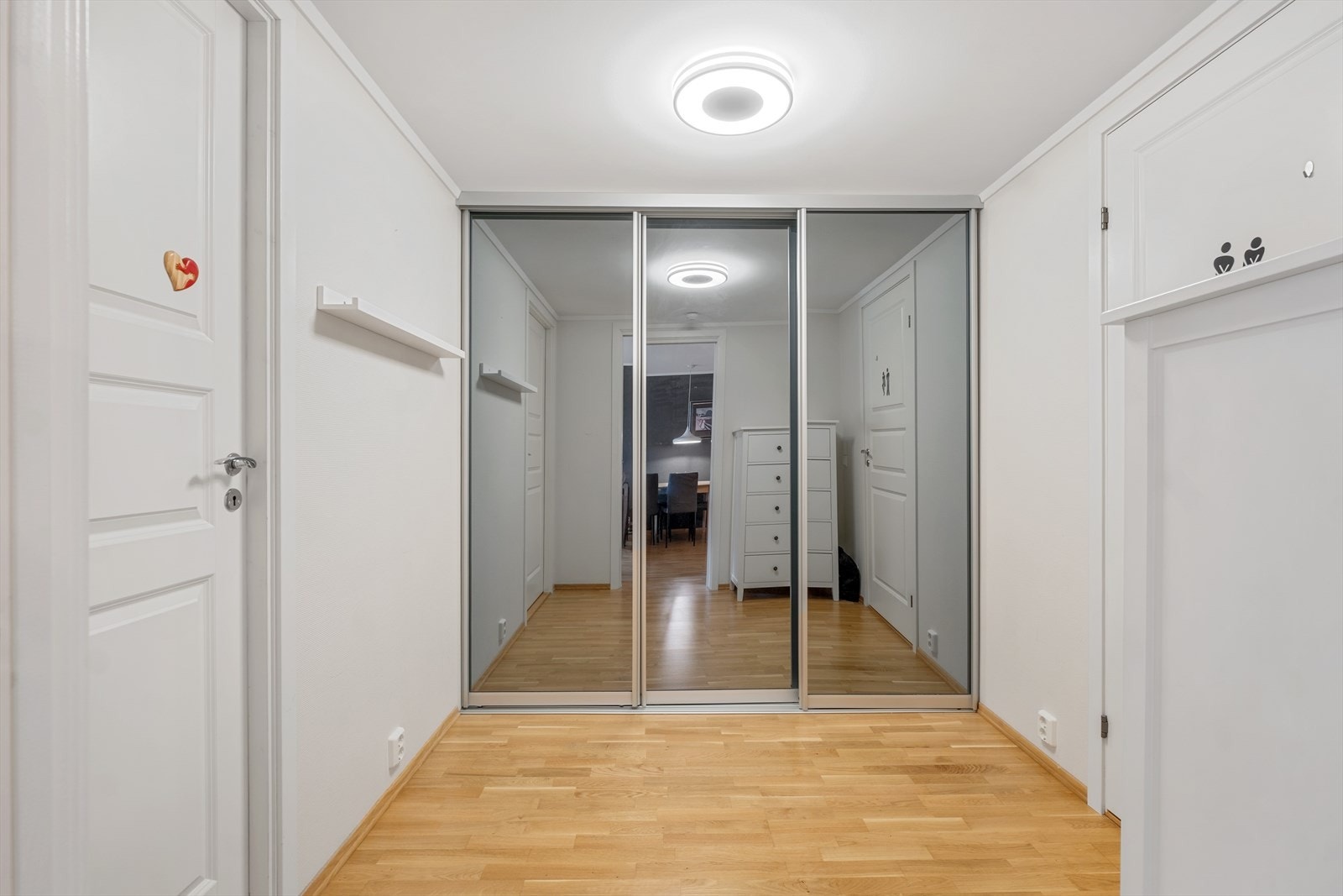 Mellomgang mellom bad og soverom. God plass til oppbevaring i garderobeskap. Galleribilde