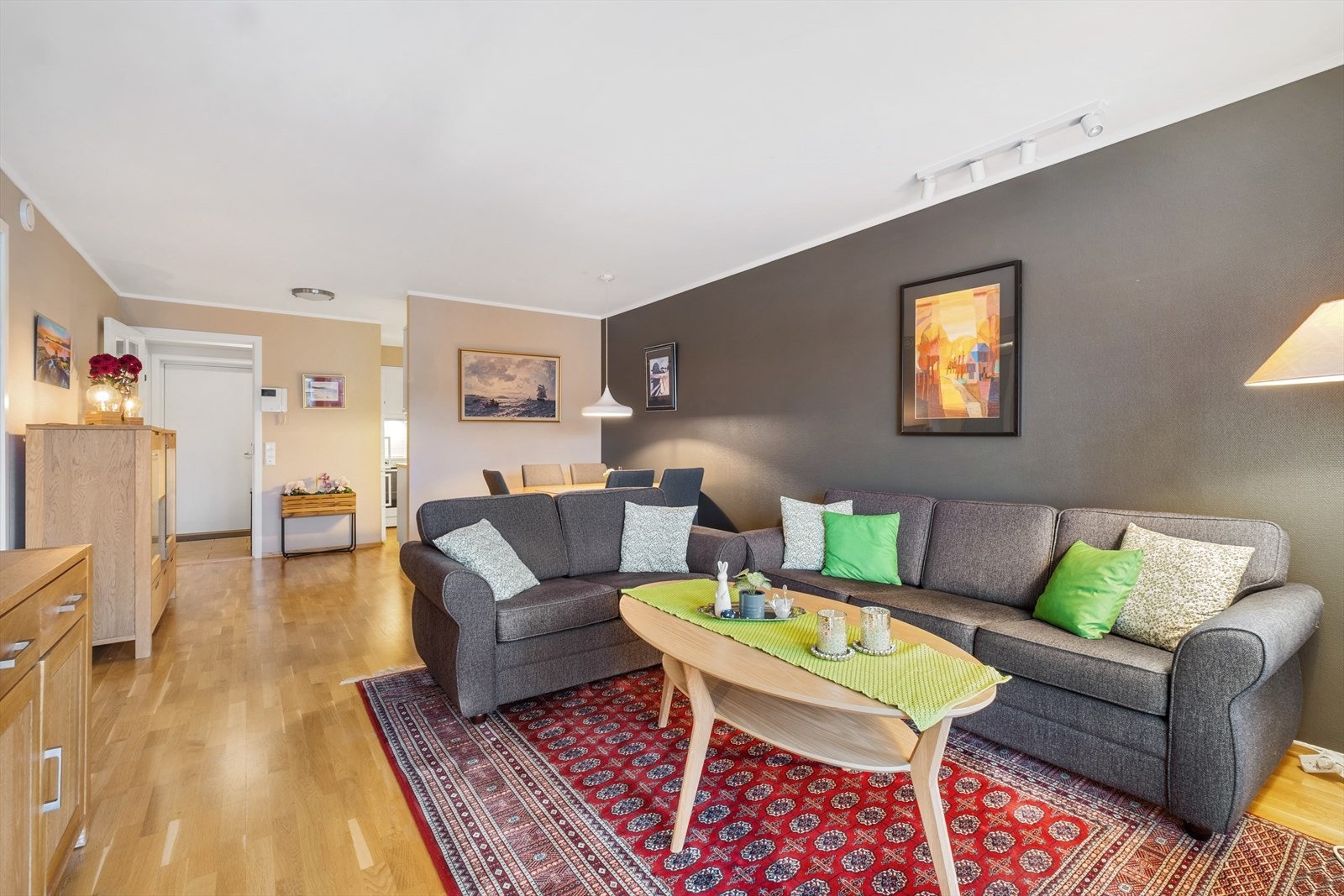 Koselig stue med god plass til sofakrok. Galleribilde