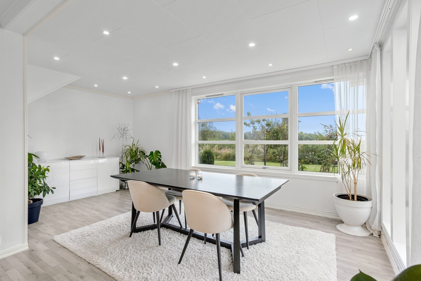 I åpen forbindelse ligger en romslig spisestue, godt opplyst av downlights/spotter i taket som gir jevn og behagelig belysning. Galleribilde