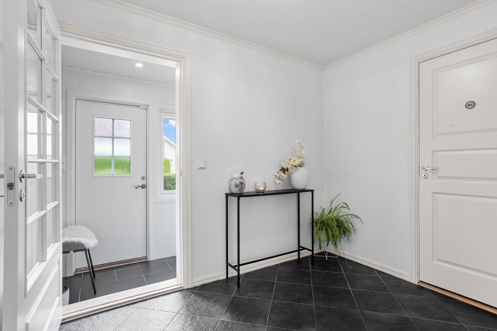Entreen gir et ryddig førsteinntrykk og leder deg videre inn i boligen. Galleribilde