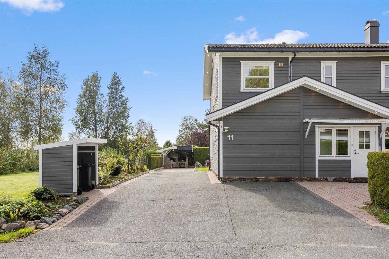 Boligen har blant annet 5 soverom og 2 bad, samt flotte uteområder. Galleribilde