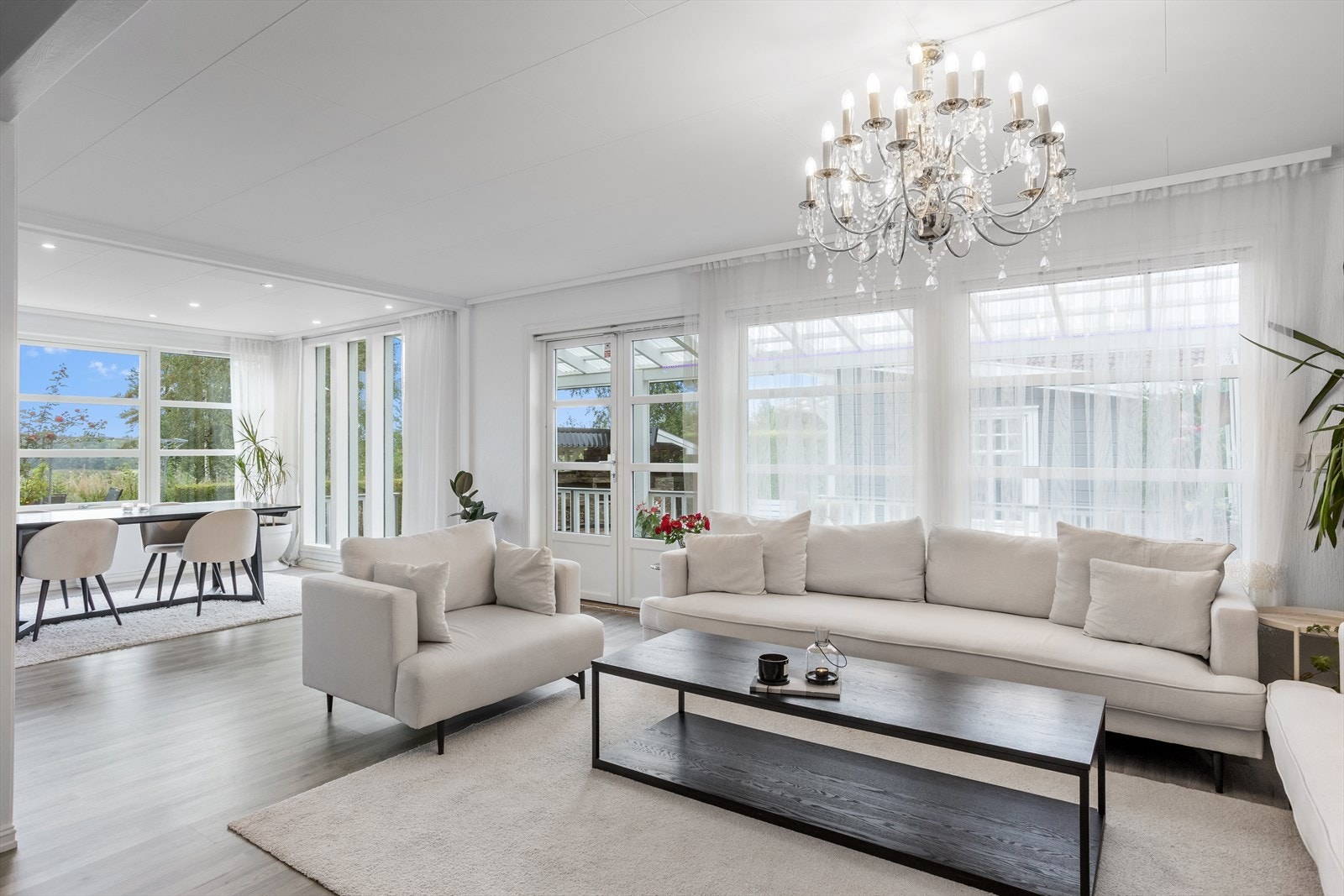 Stuen fremstår som lys, romslig og innbydende med store vindusflater som slipper inn rikelig med dagslys og gir en luftig atmosfære. Galleribilde