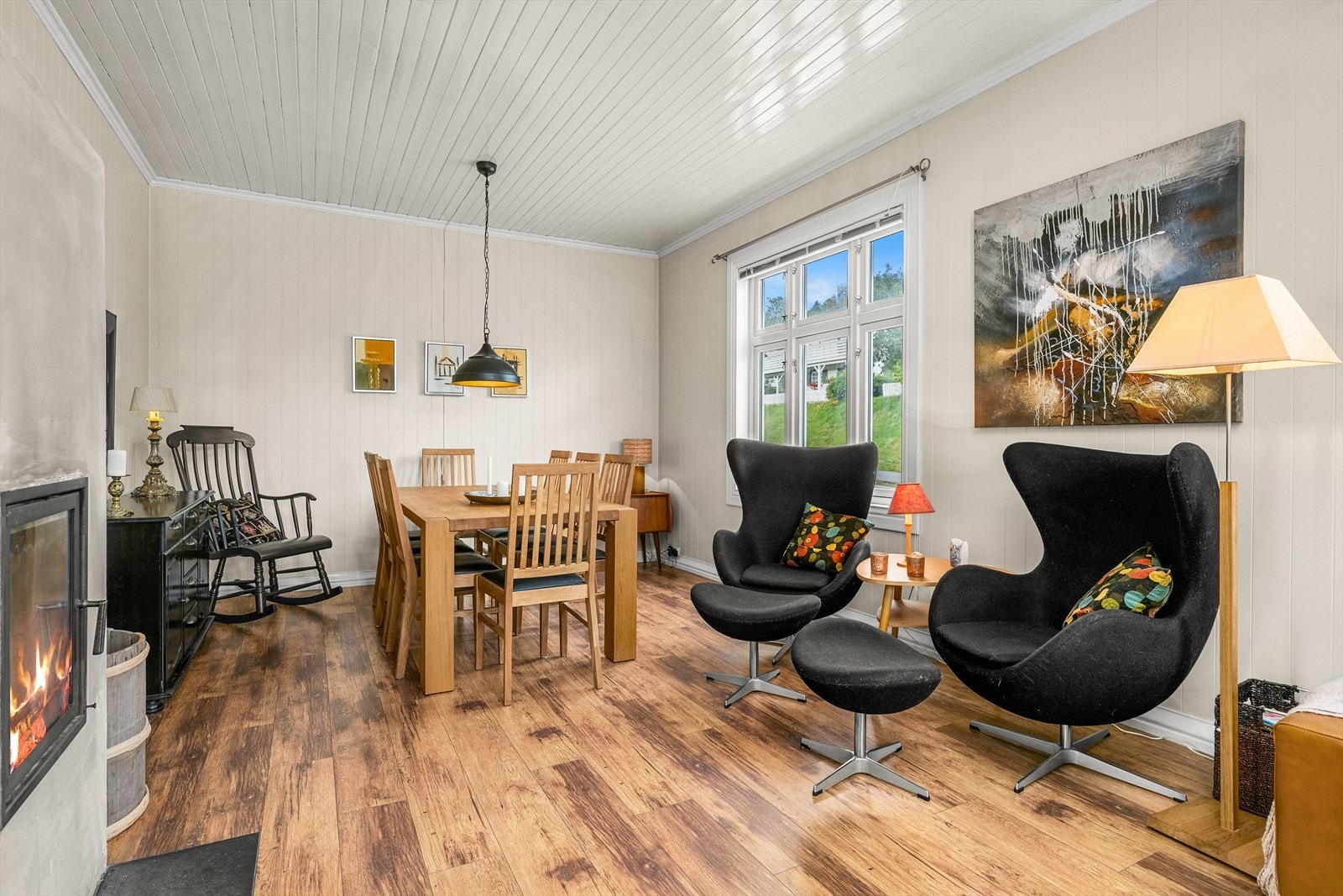 Stue med luftig takhøyde og vedfyring Galleribilde