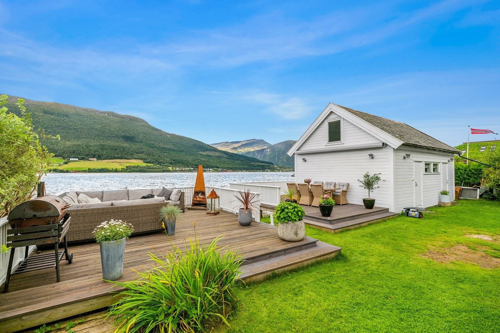 Uteområdet er pent opparbeidet med plenareal samt flere terrasser Galleribilde