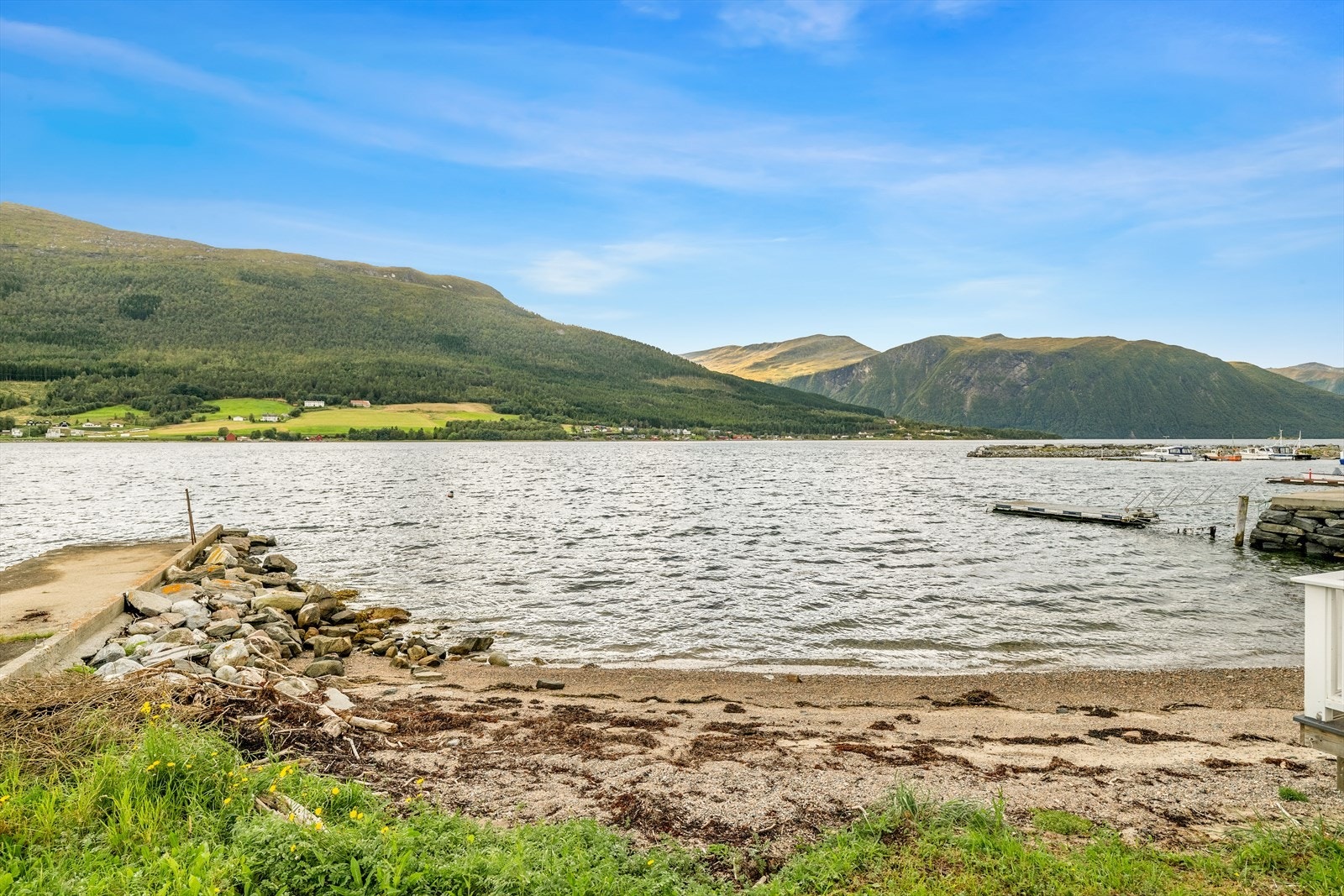 Strandlinje rett nedom uthuset og fritidsboligen Galleribilde