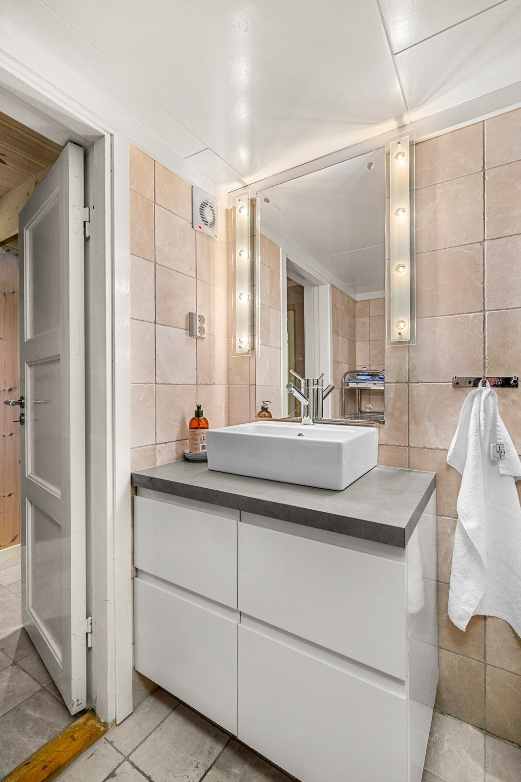 Vegghengt baderomsinnredning samt toalett og innfellbare dusjvegger på badet Galleribilde