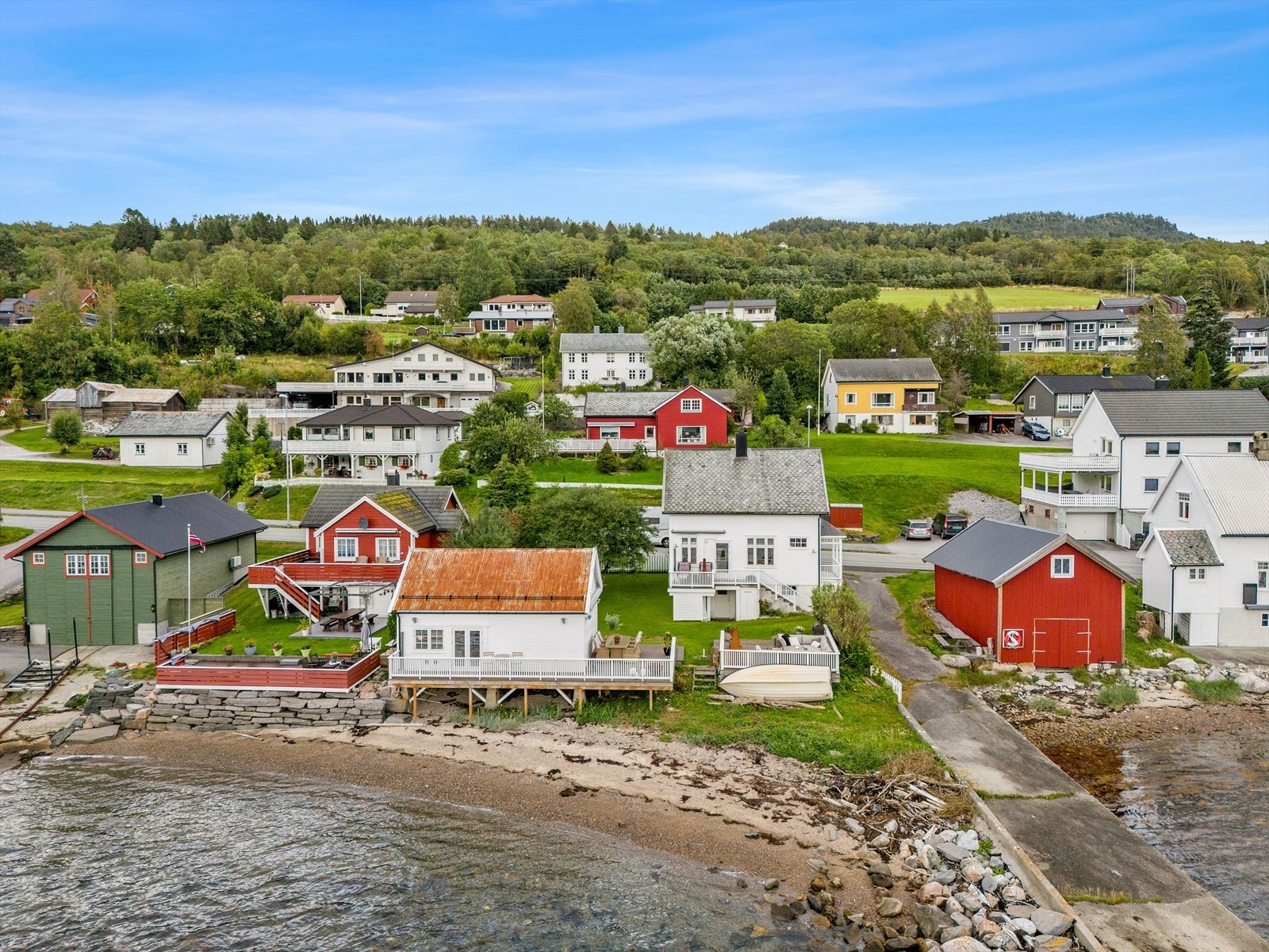 Notar v/ Emilie Tautra har gleden av å presentere Eidsvågvegen 116 for salg! Galleribilde