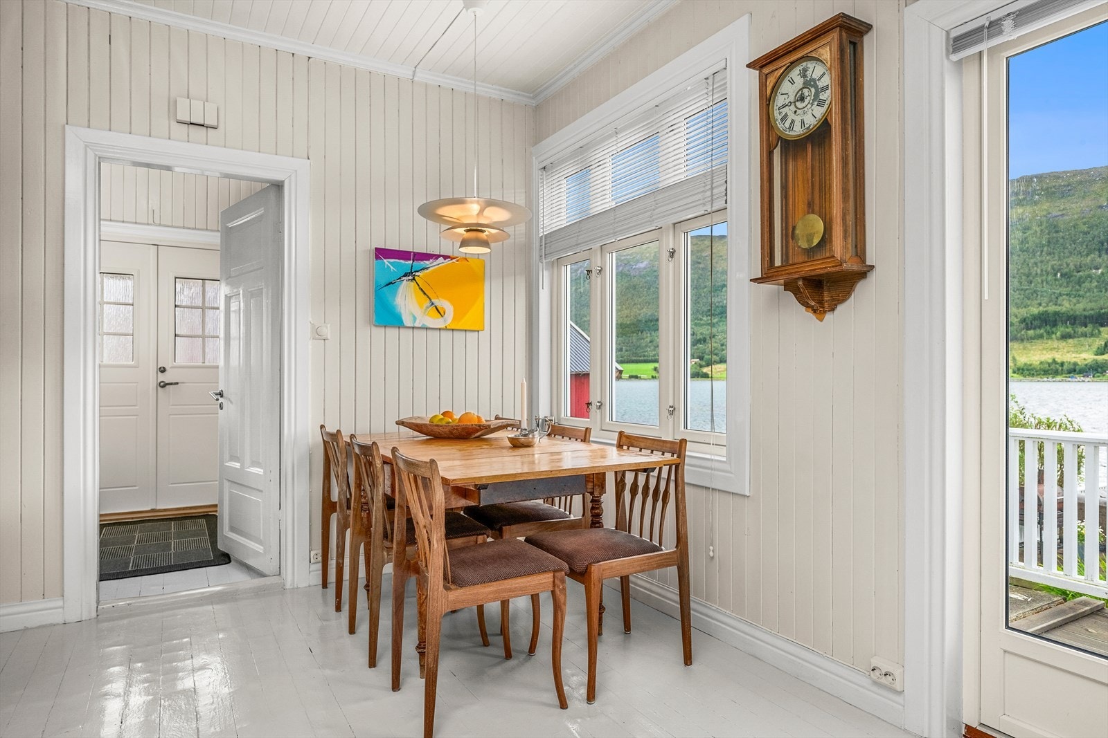 Det er rom for en spisekrok på kjøkkenet med herlig utsikt Galleribilde