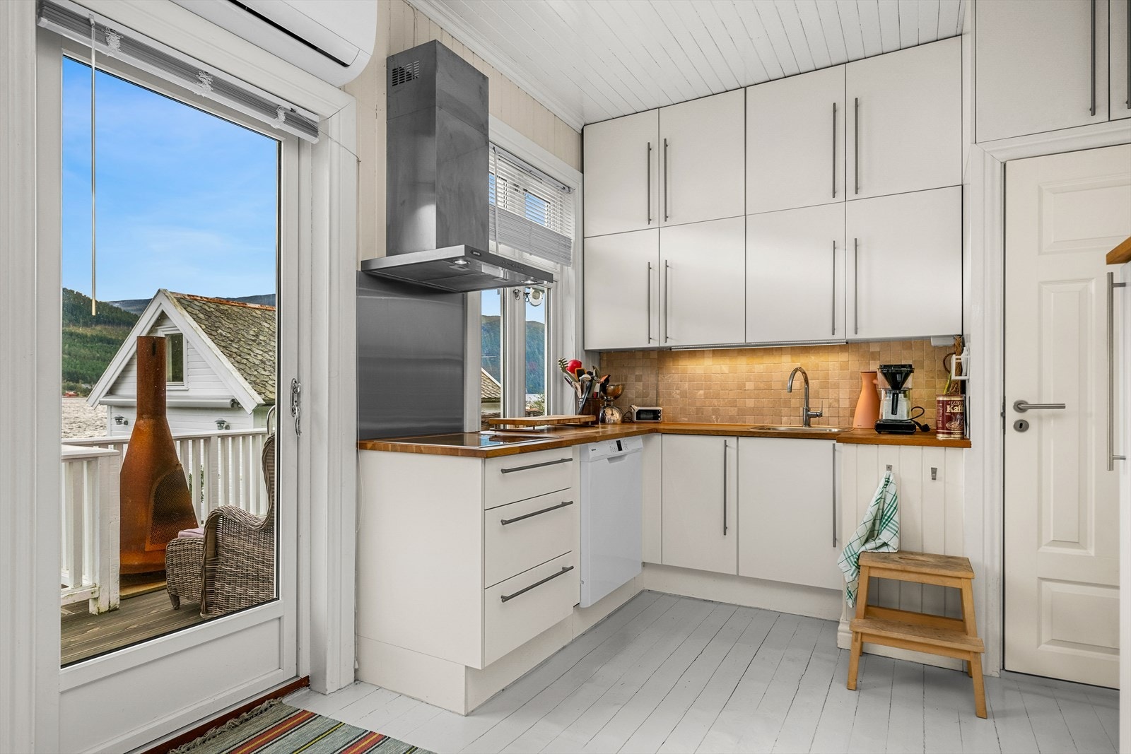 Kjøkken med glatte fronter og godt med skapplass Galleribilde