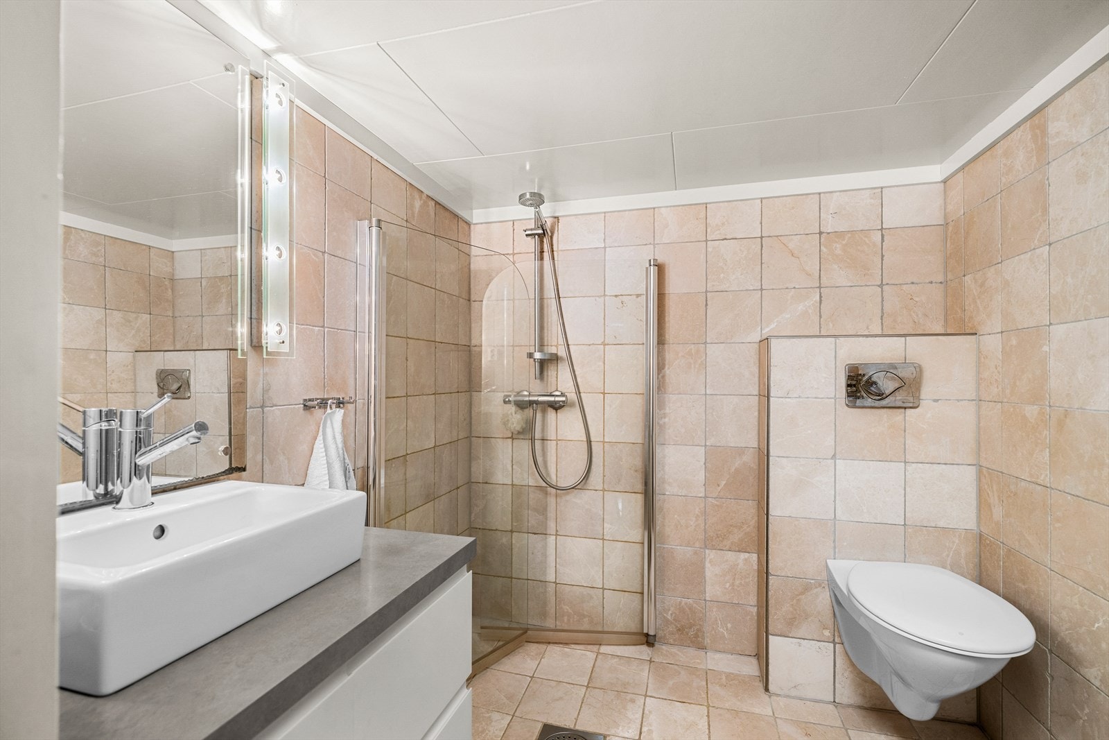 Flislagt bad med varmekabler i gulvet Galleribilde