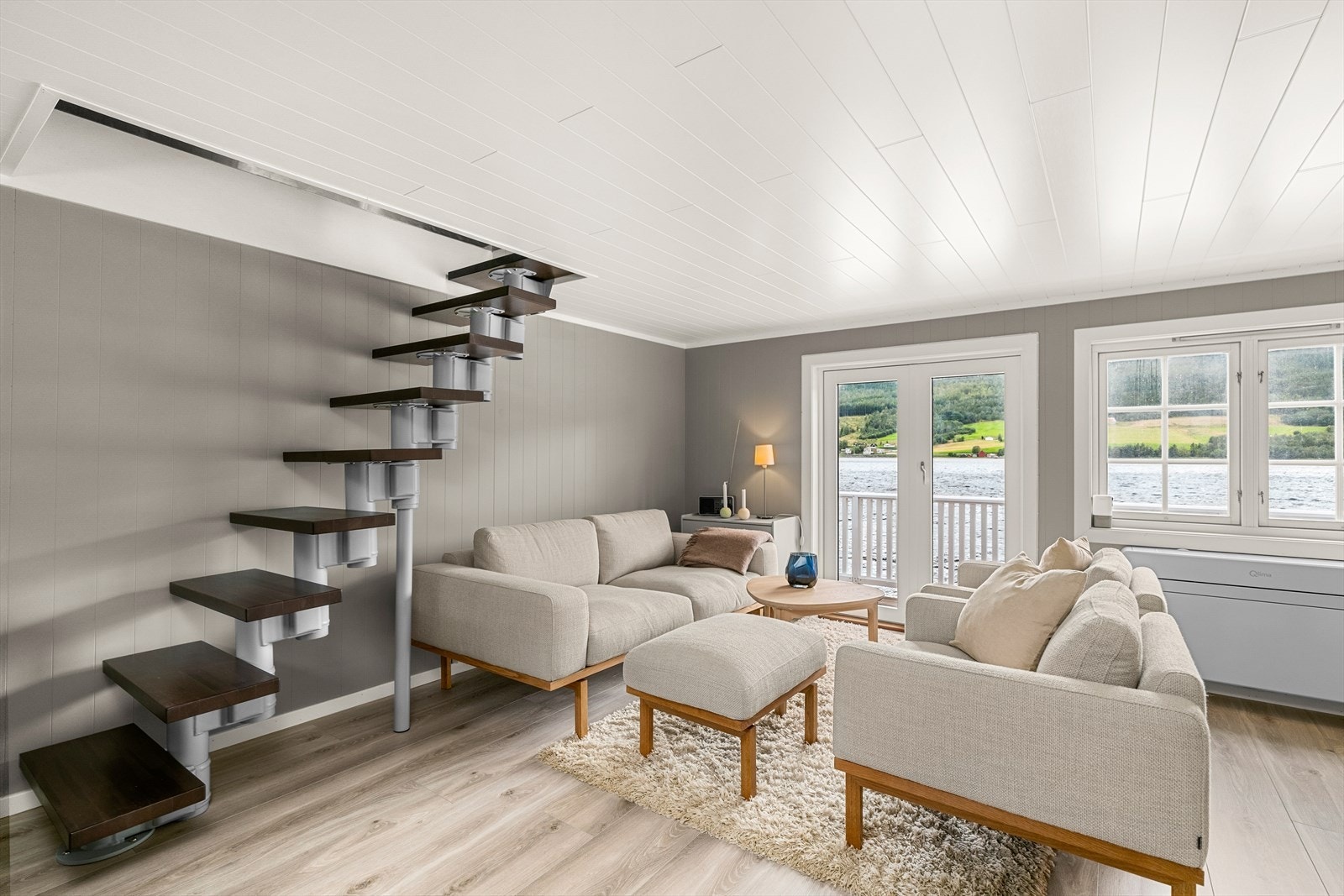 Trivelig stue i uthuset med utgang til den ene terrassen Galleribilde