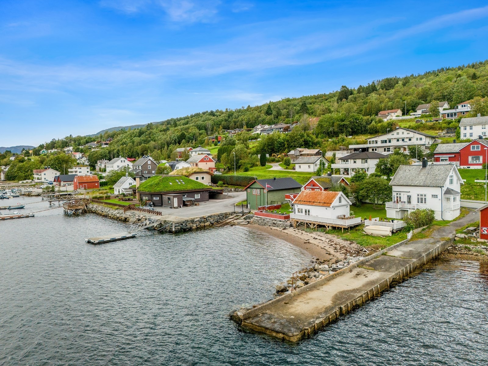 Eiendommen ligger fint til nede ved sjøkanten, og i nærområdet har man tilgang til flotte turmuligheter slik som Skogtun familiepark, strandpromenaden og Prestneset Galleribilde