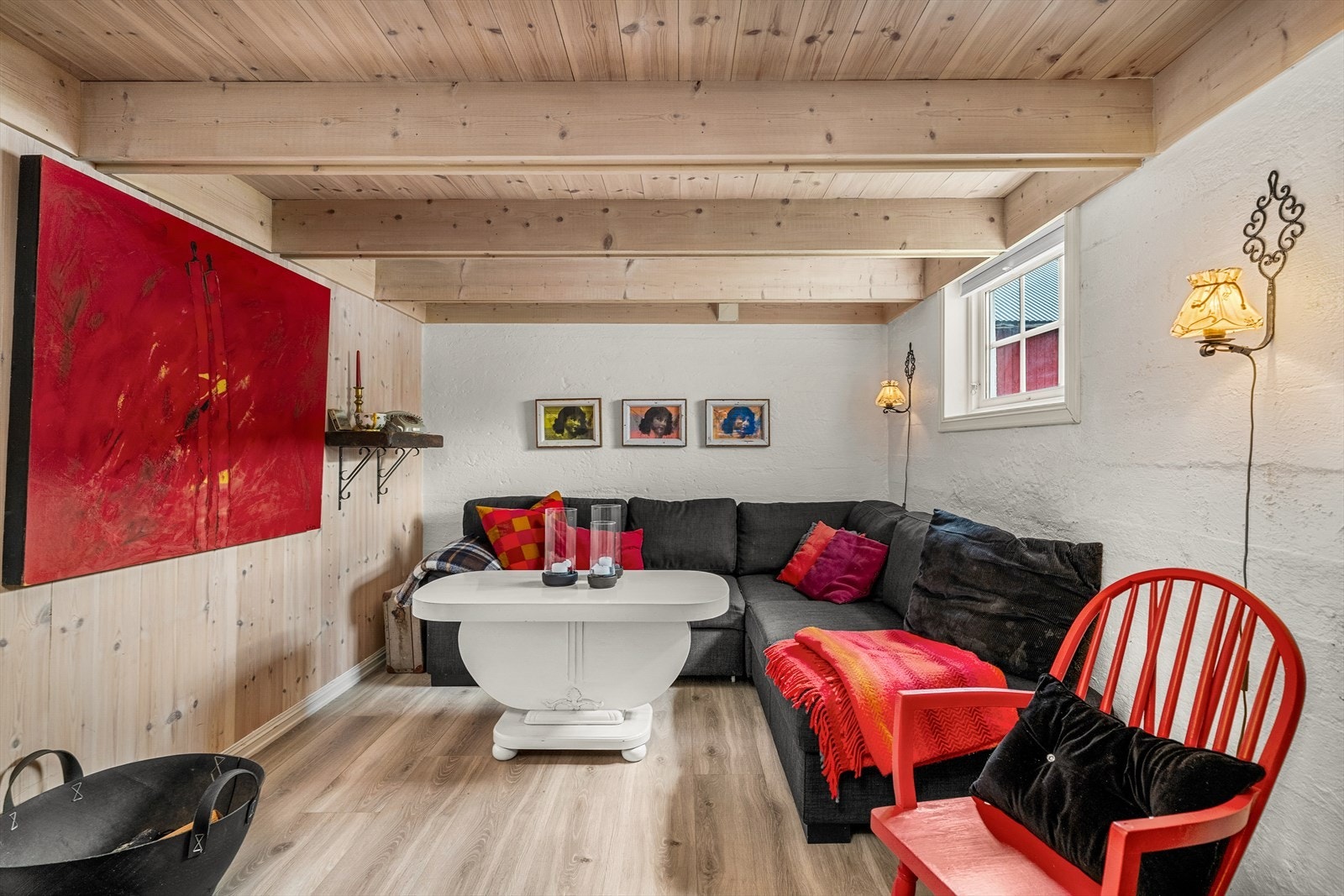 Kjellerstue med peis som varmer godt på kaldere dager Galleribilde