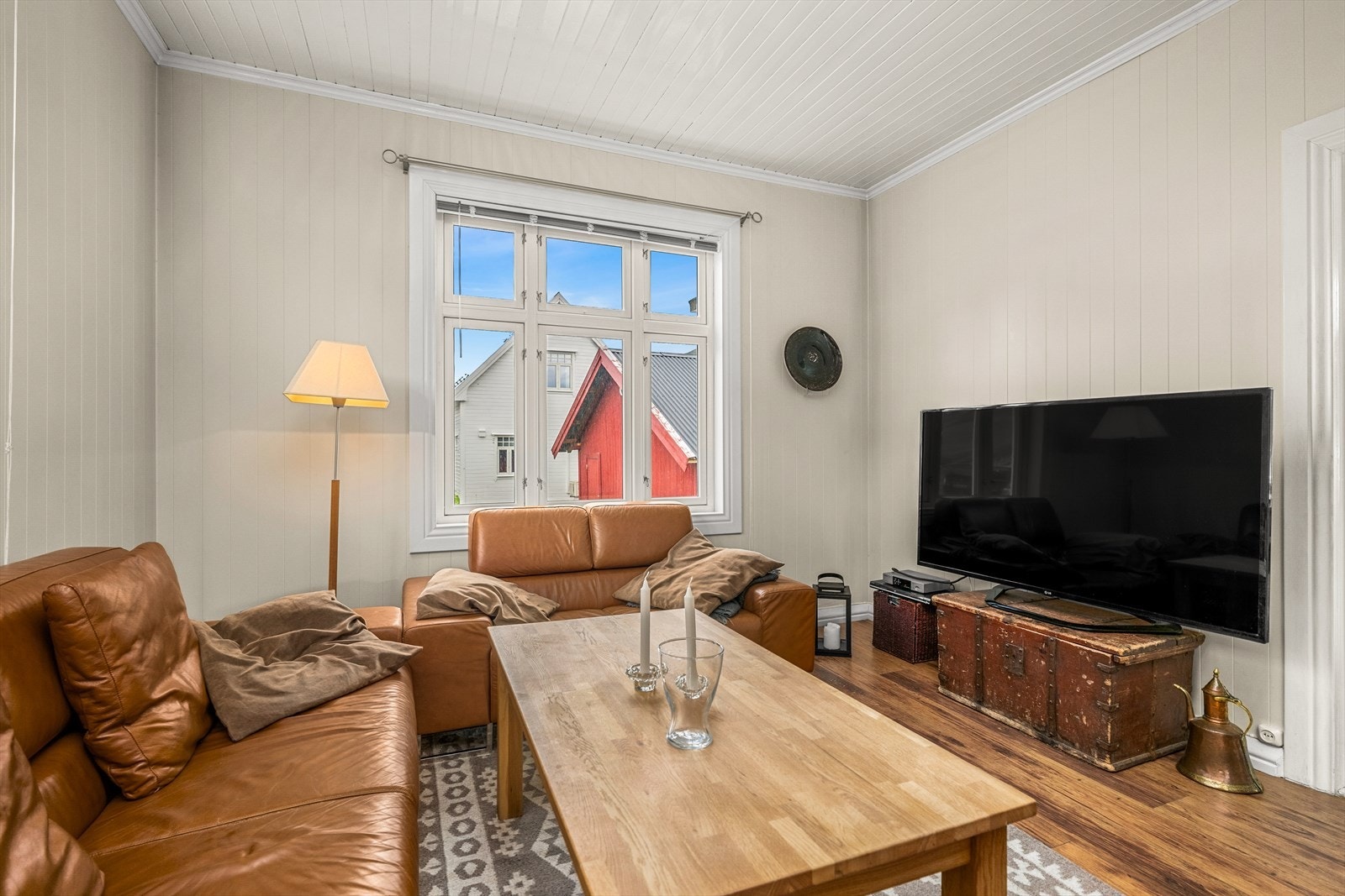 Romslig stue som gir flere møbleringsmuligheter Galleribilde