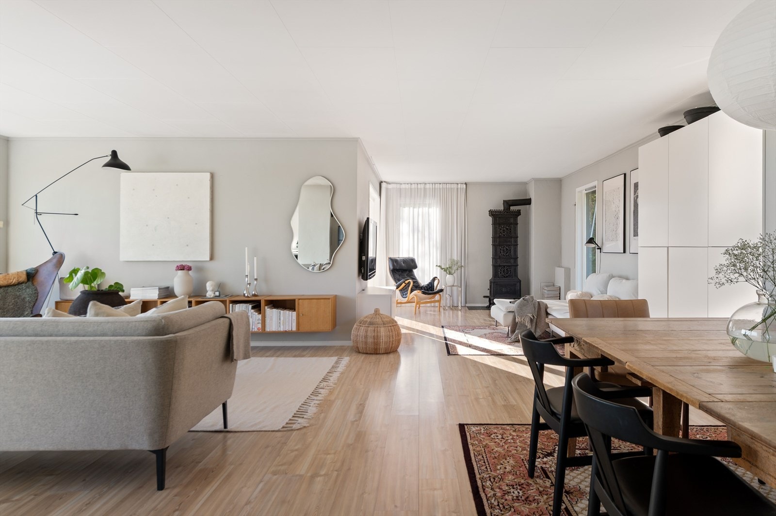 God plass til spisestue og videre adkomst til stue og utgang til overbygget terrasse Galleribilde