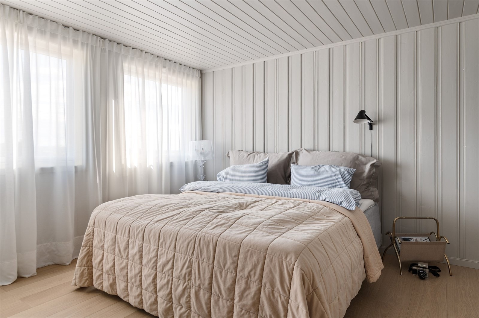 Romslig soverom/stue Galleribilde