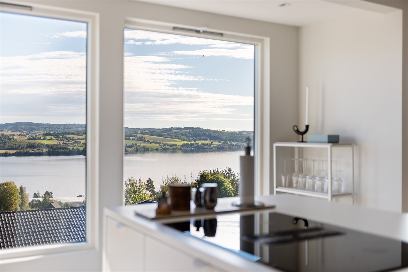 Store vindusflater som slipper inn rikelig med dagslys Galleribilde