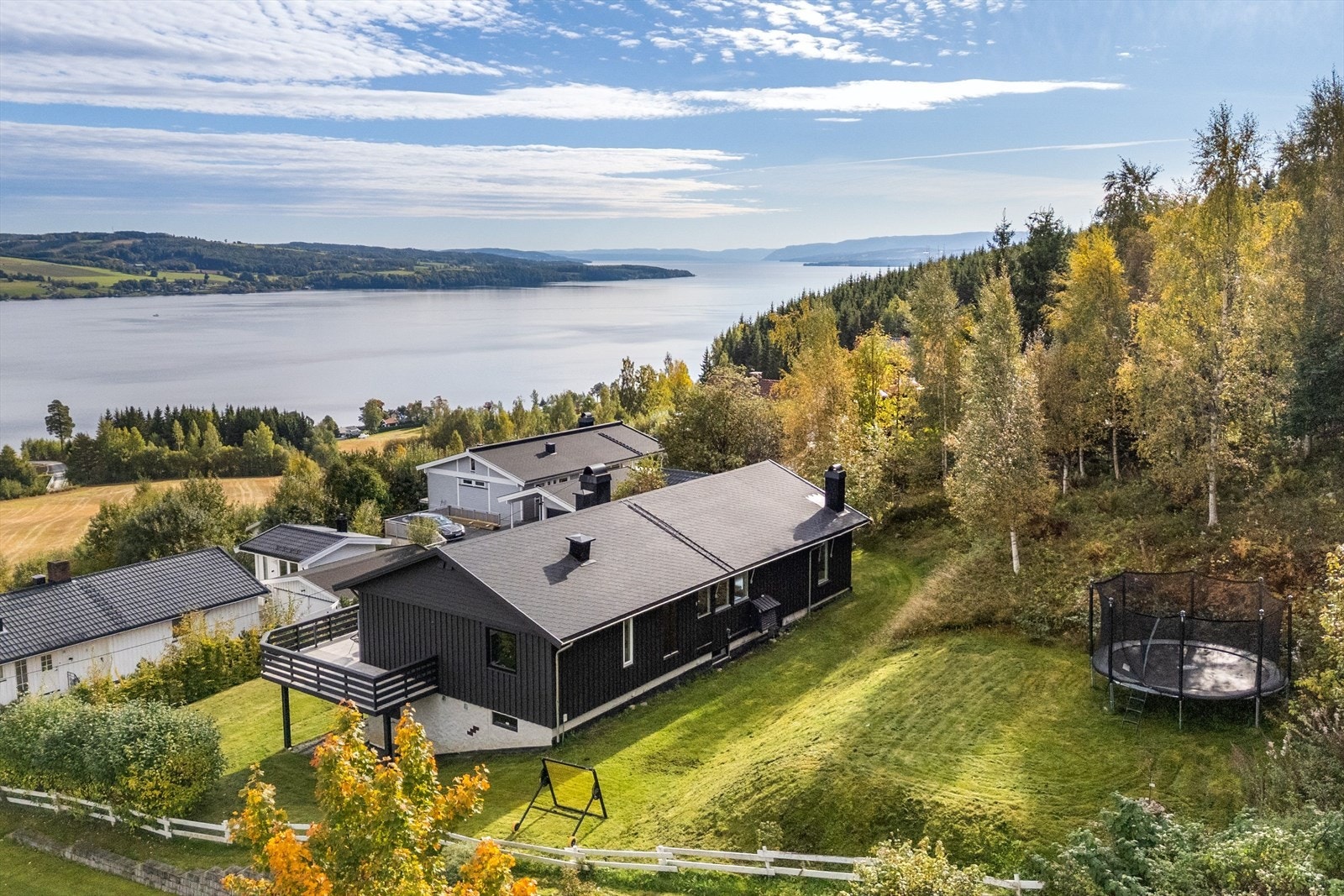 Høyt og fritt beliggende med bruksvennlig hage Galleribilde