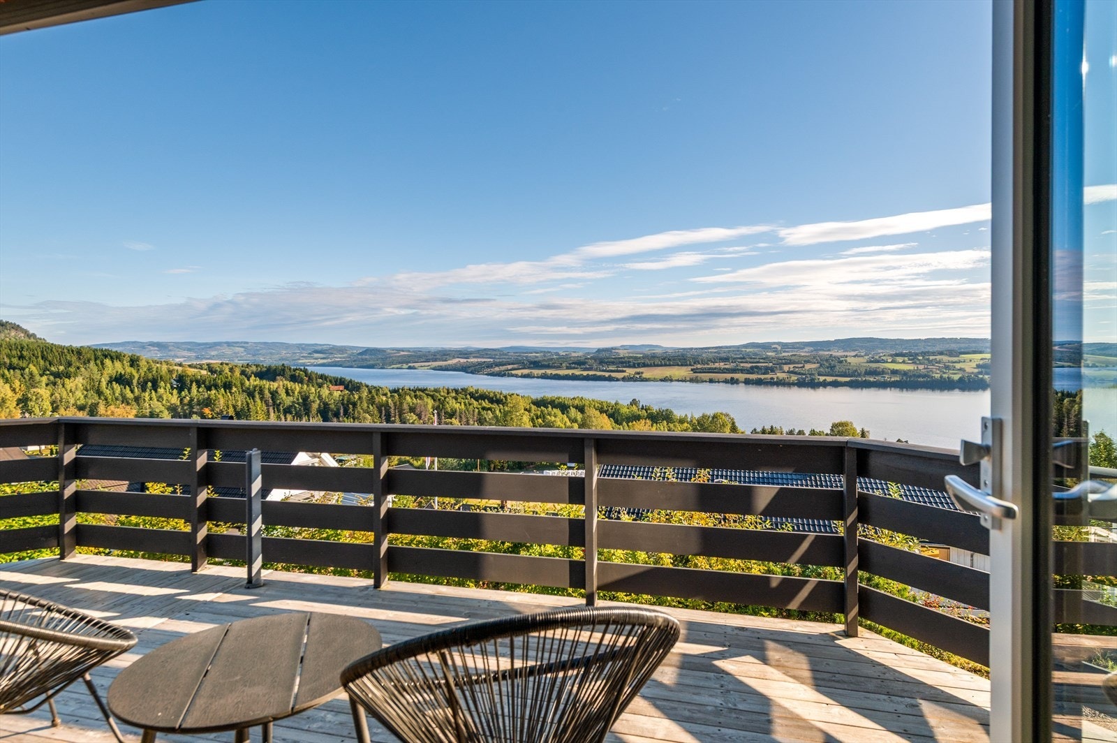 Utgang fra kjøkkenet med særdeles god utsikt og solforhold Galleribilde