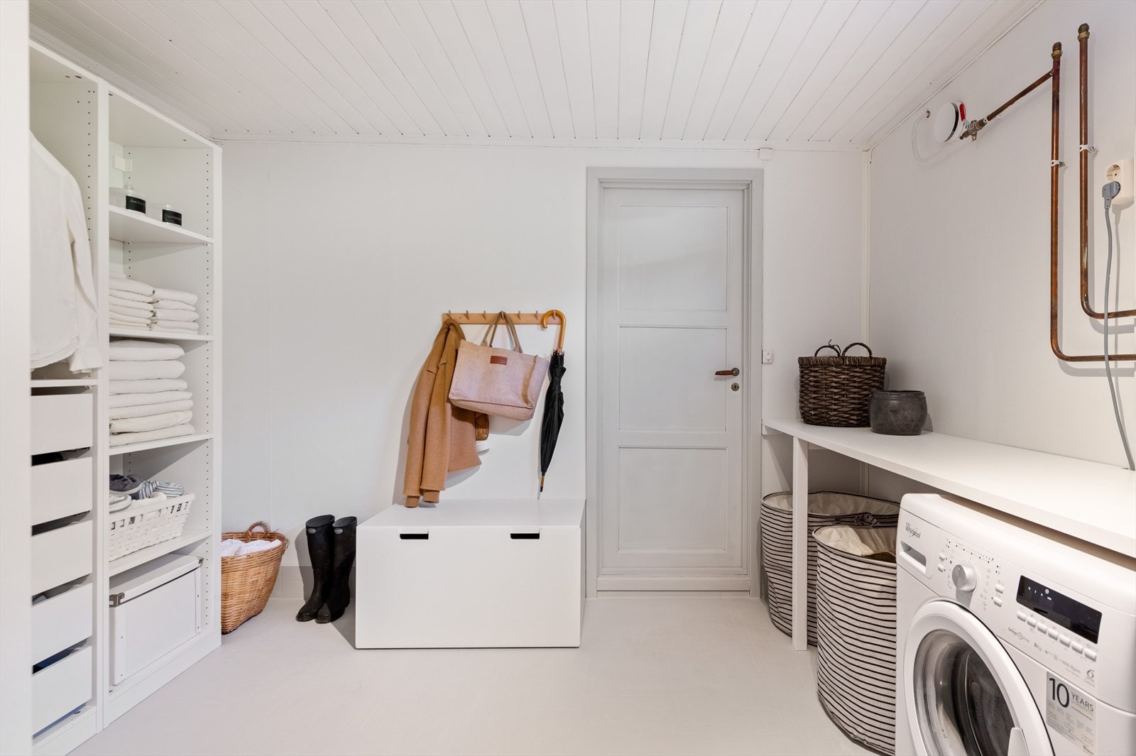 Vaskerom med god lagringsplass Galleribilde