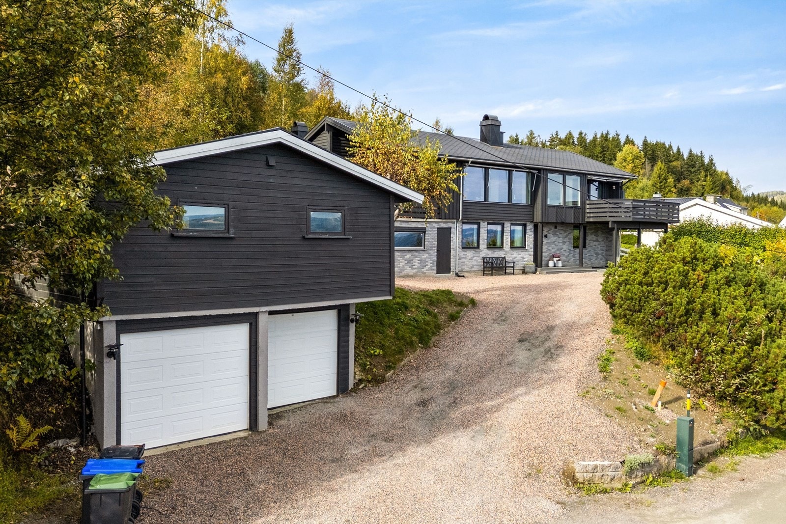 Garasje ved adkomst Galleribilde