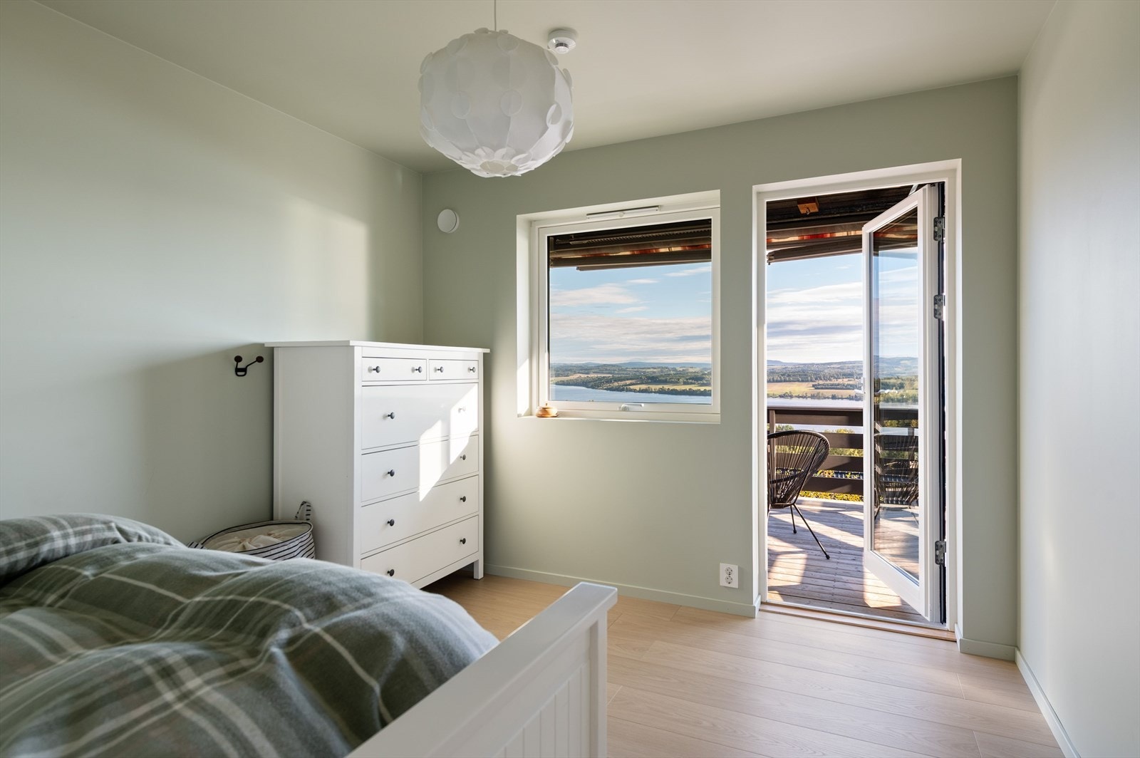 Soverom med adkomst til terrasse Galleribilde