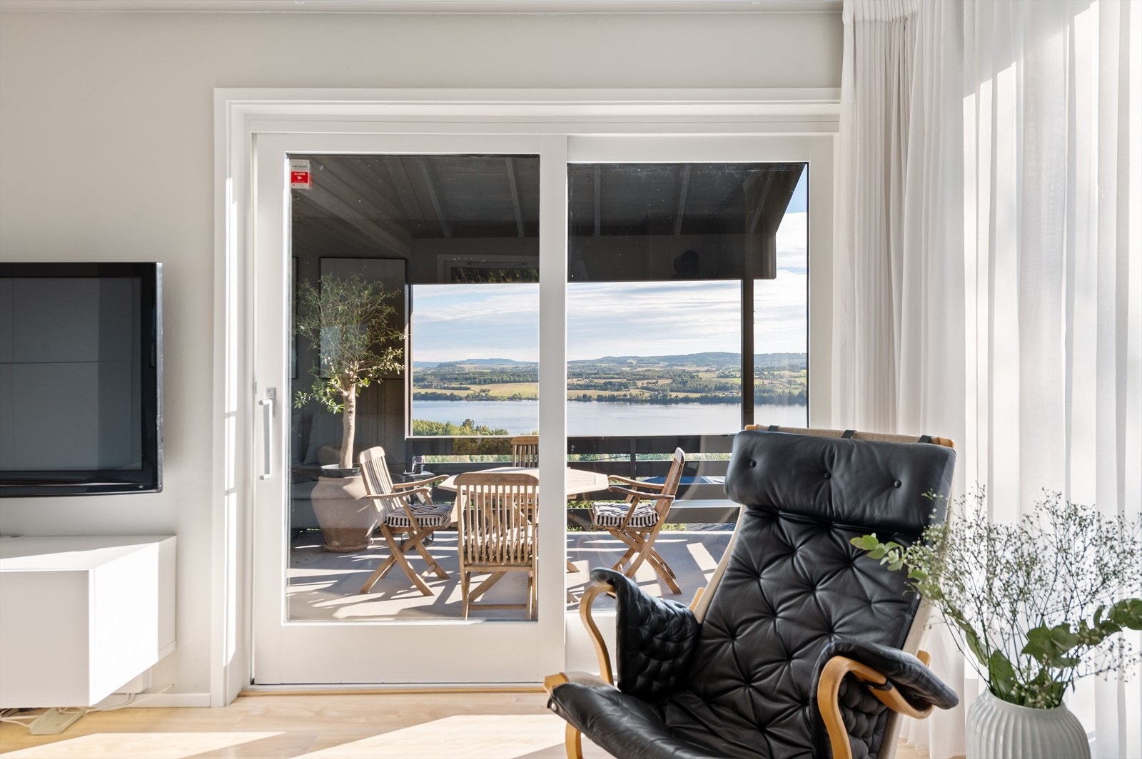 Adkomst til overbygget terrasse via skyvedør Galleribilde