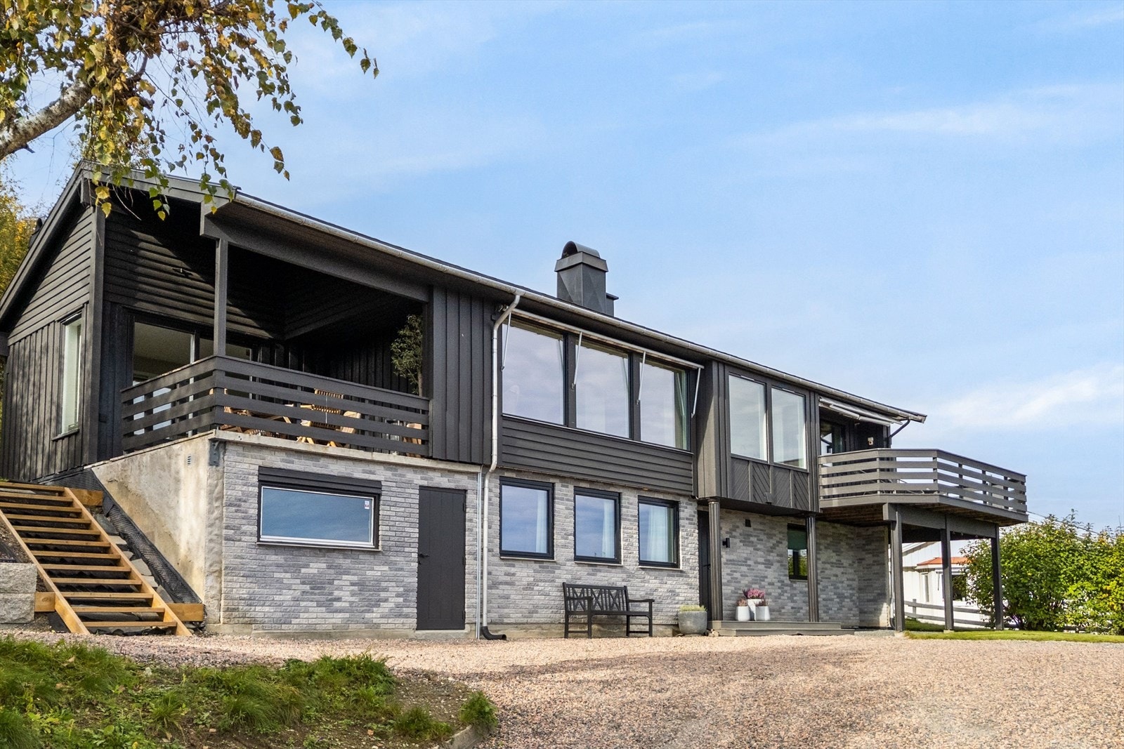 Pen og oppgradert fasade med gruset gårdsplass Galleribilde