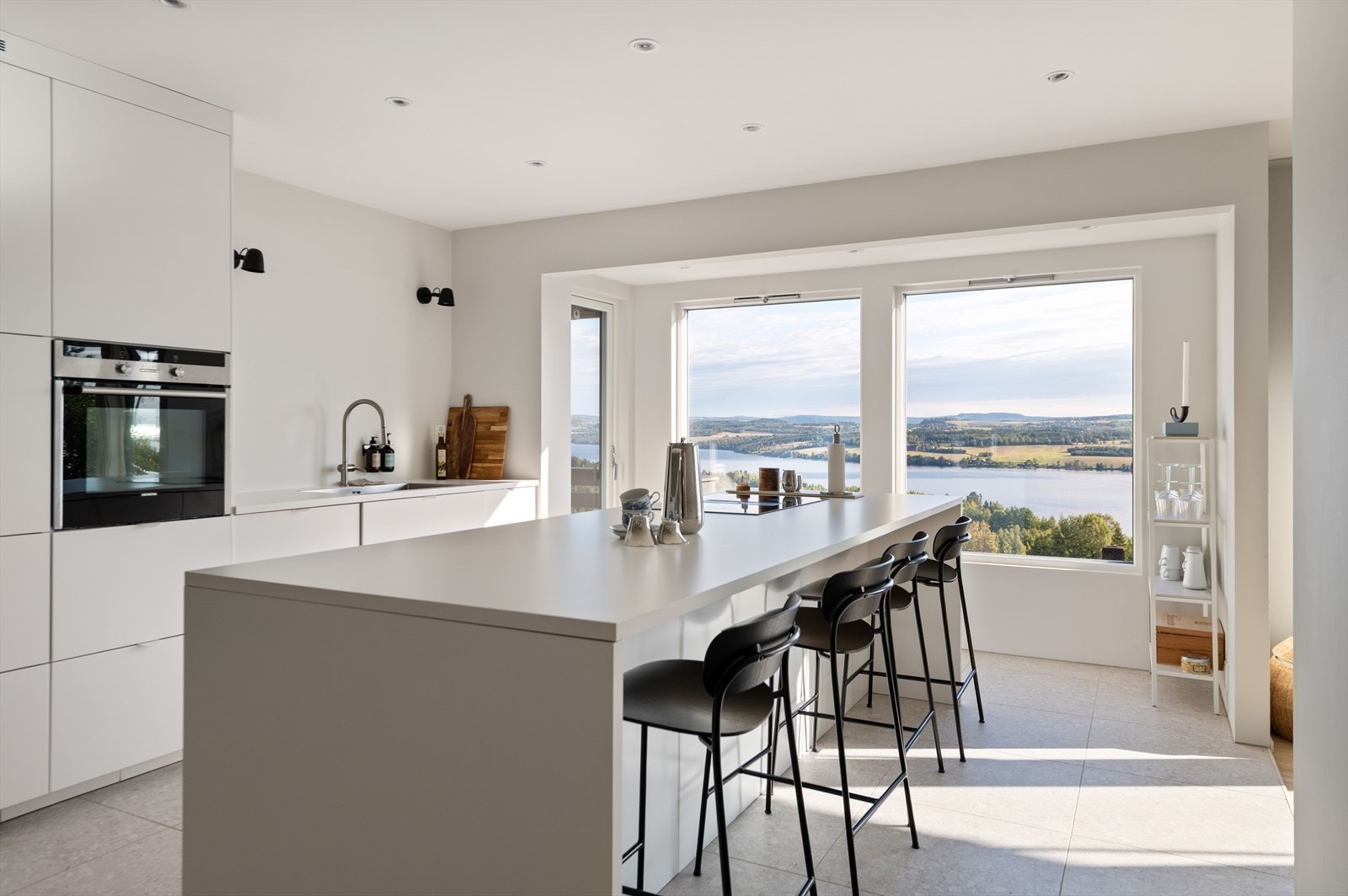 Moderne kjøkken med integrerte hvitevarer og god skap- og benkeplass Galleribilde