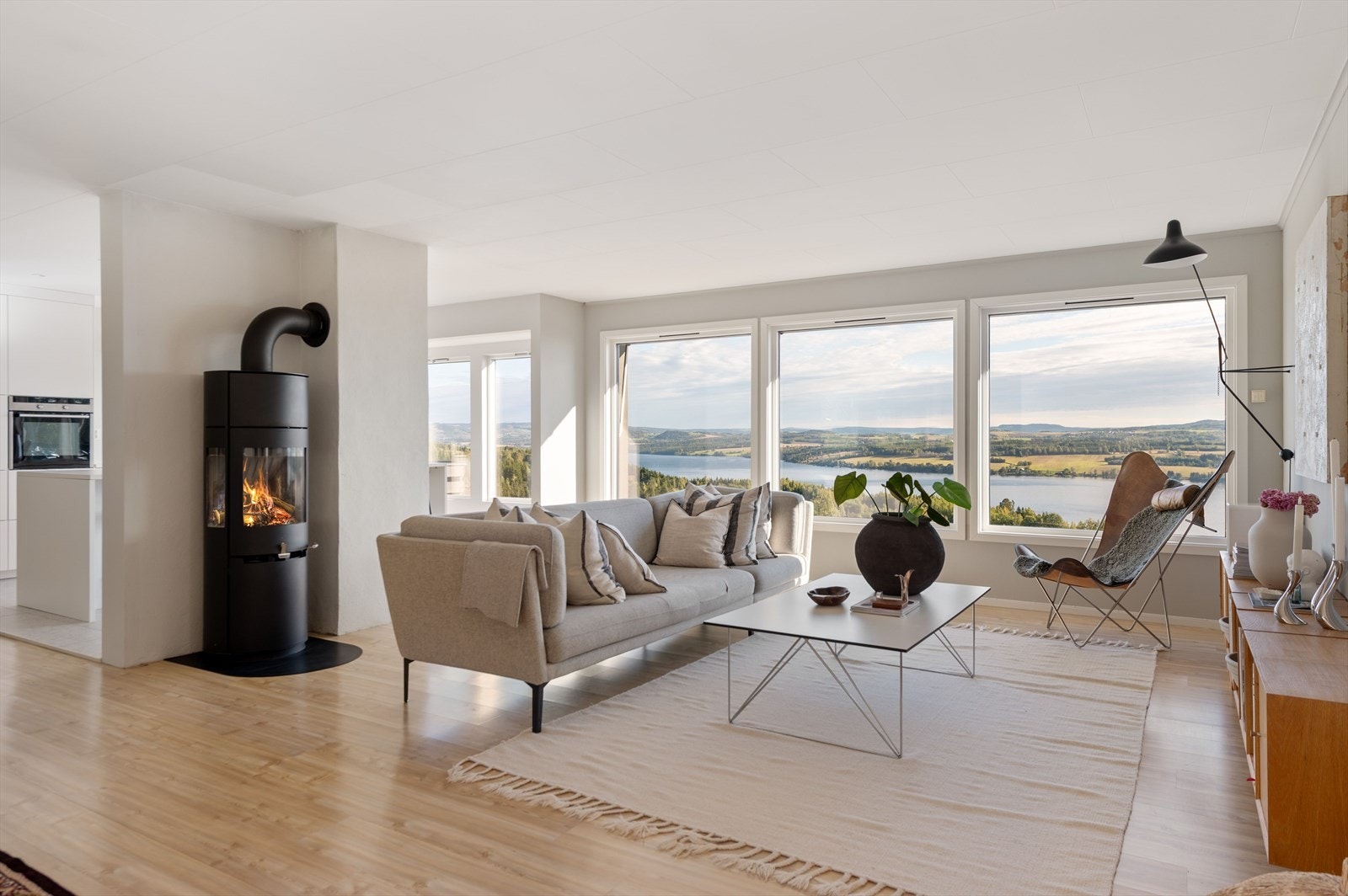 Rentbrennende peisovn i stue Galleribilde