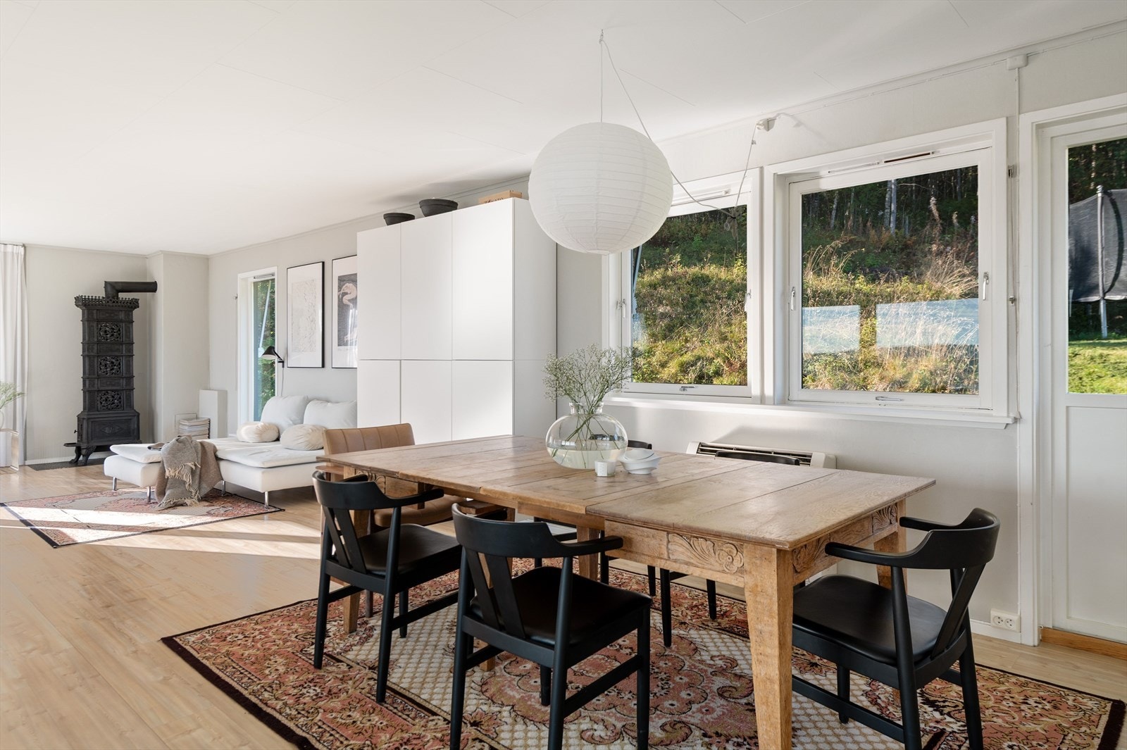 Utgang fra spisestue til hage på baksiden Galleribilde