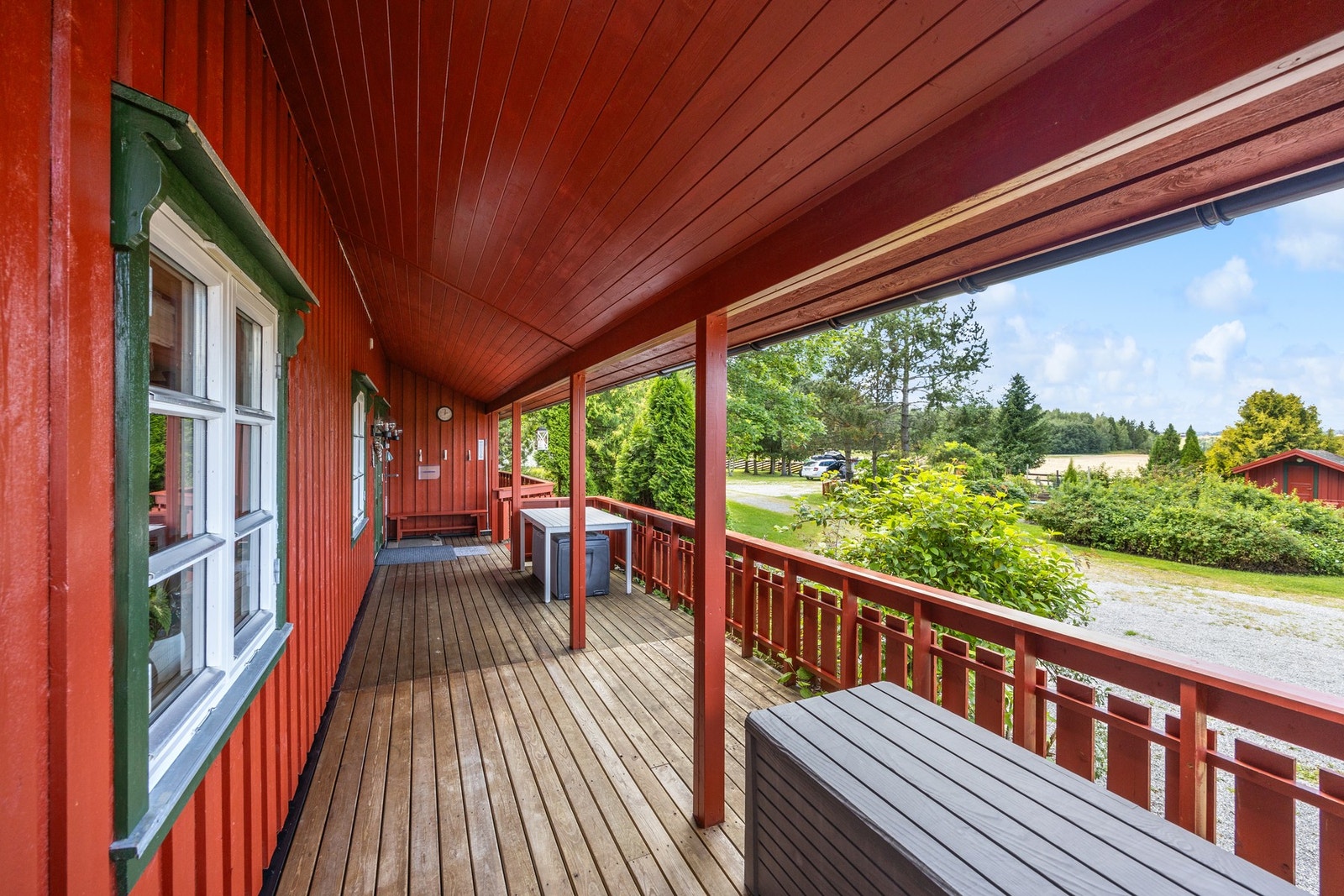 Takoverbygd terrasse ved inngangsparti. Galleribilde