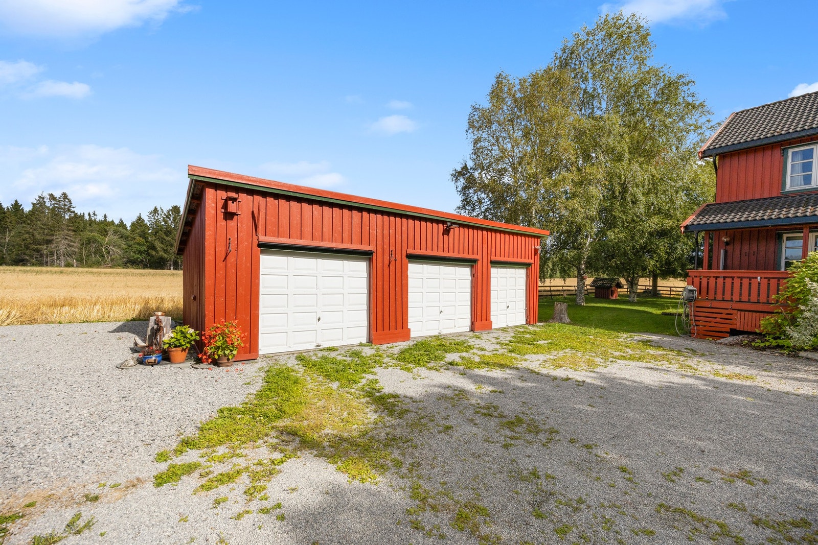 Trippelgarasje - 52 kvm. Utvendig bordkledning og garasjeporter byttet på 2000-tallet. Galleribilde