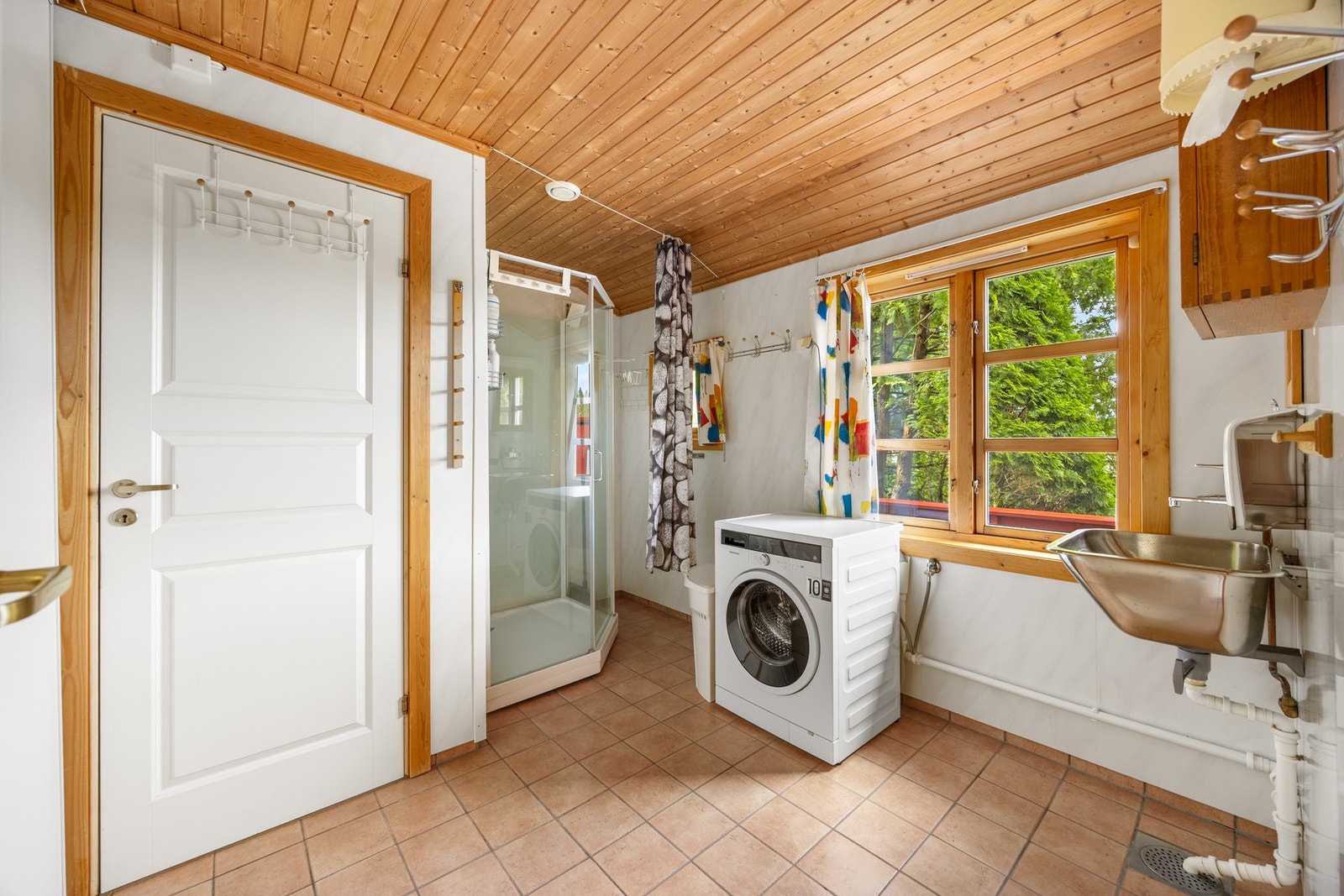 Vaskerom - ca 9 kvm. Utstyrt med dusjkabinett, utslagsvask og opplegg for vaskemaskin Galleribilde