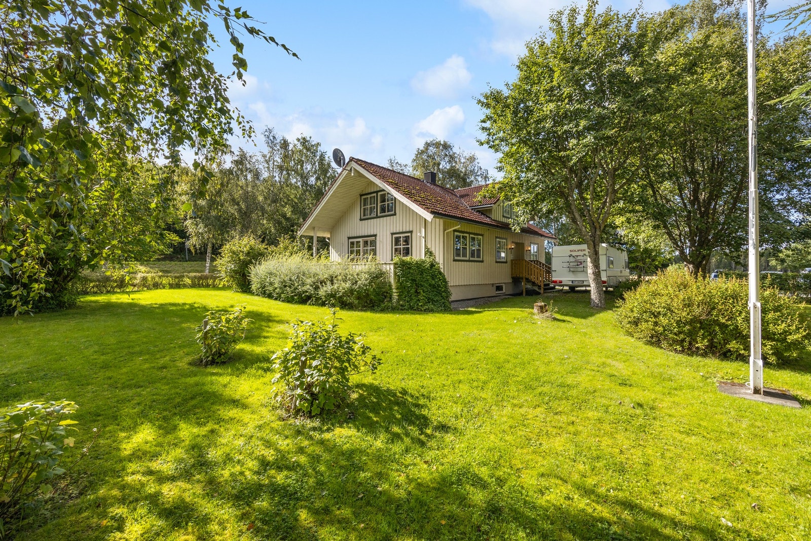 Velkommen inn i hyggelig kårbolig (oppført 1983) med total BRA 223 kvm. Galleribilde