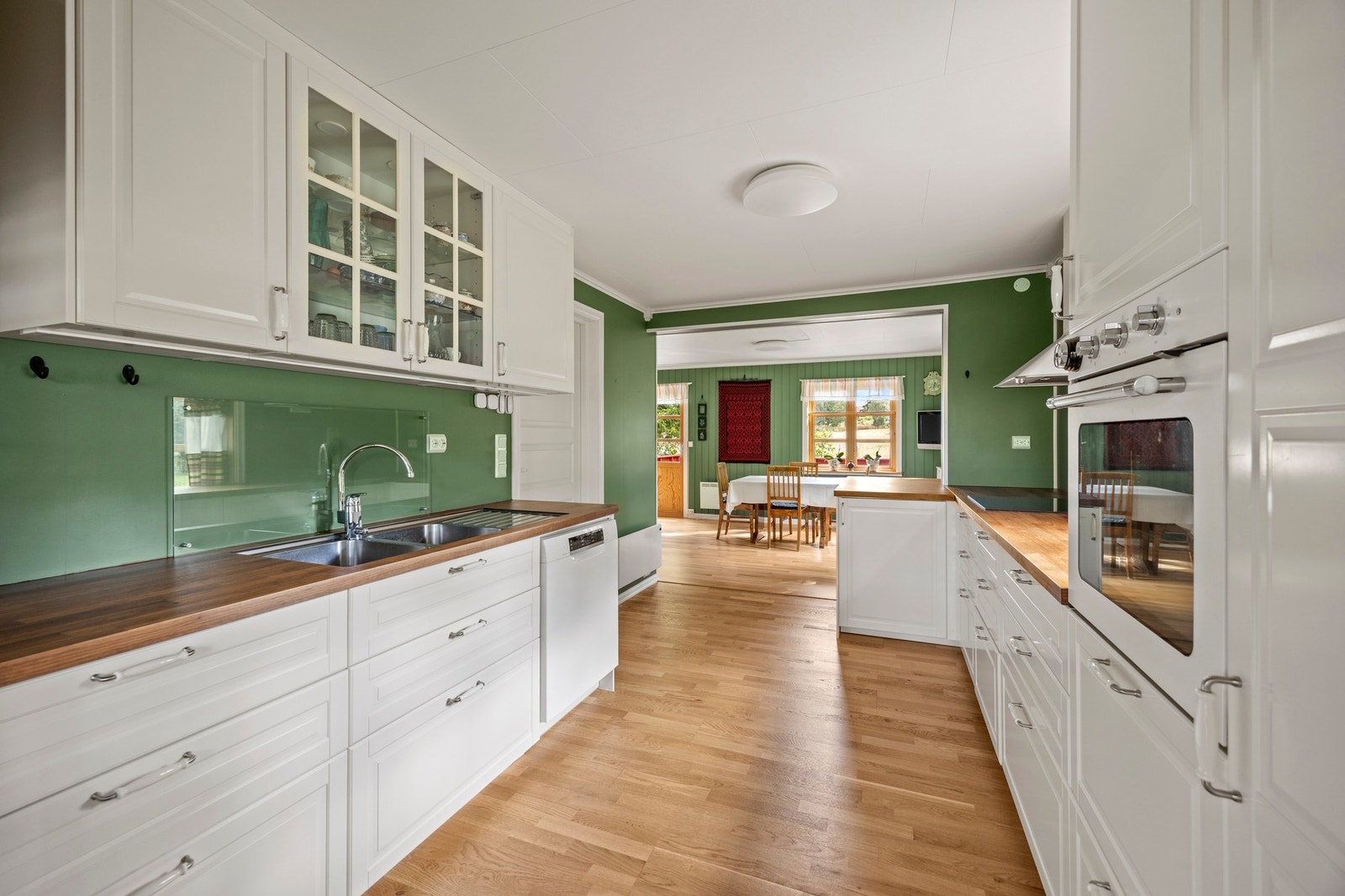 Det er integrert stekeovn, platetopp, vannstoppsystem og komfyrvakt. Galleribilde