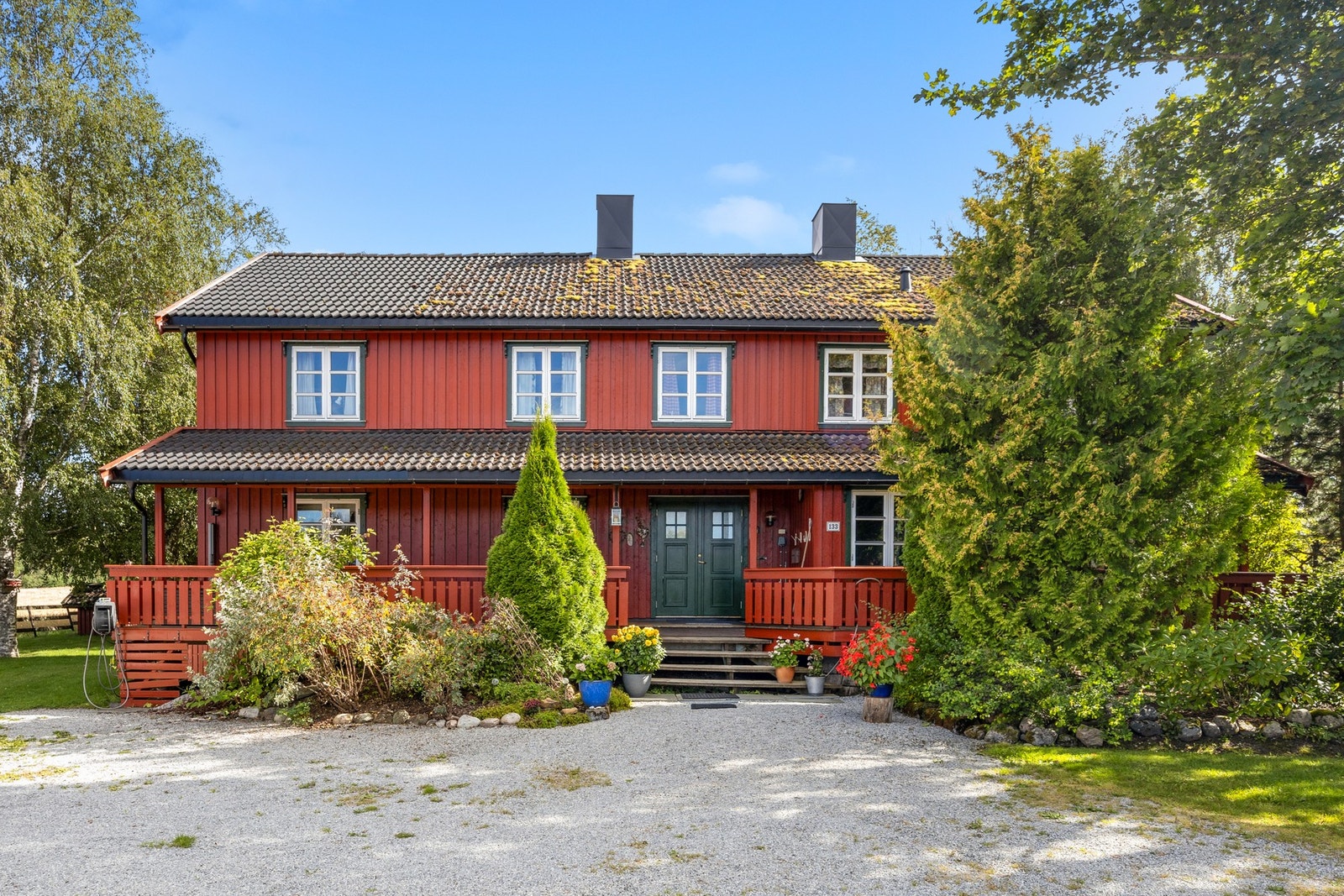 Velkommen inn i et innholdsrikt våningshus med total BRA 381 kvm. Galleribilde