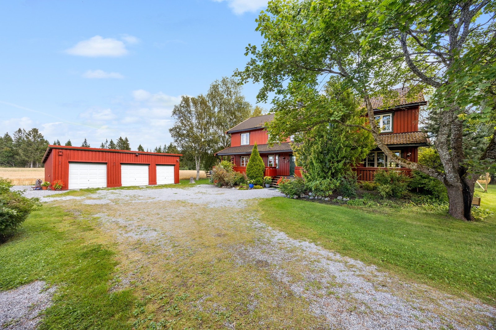 Våningshus (oppført 1951) med tilhørende trippelgarasje Galleribilde