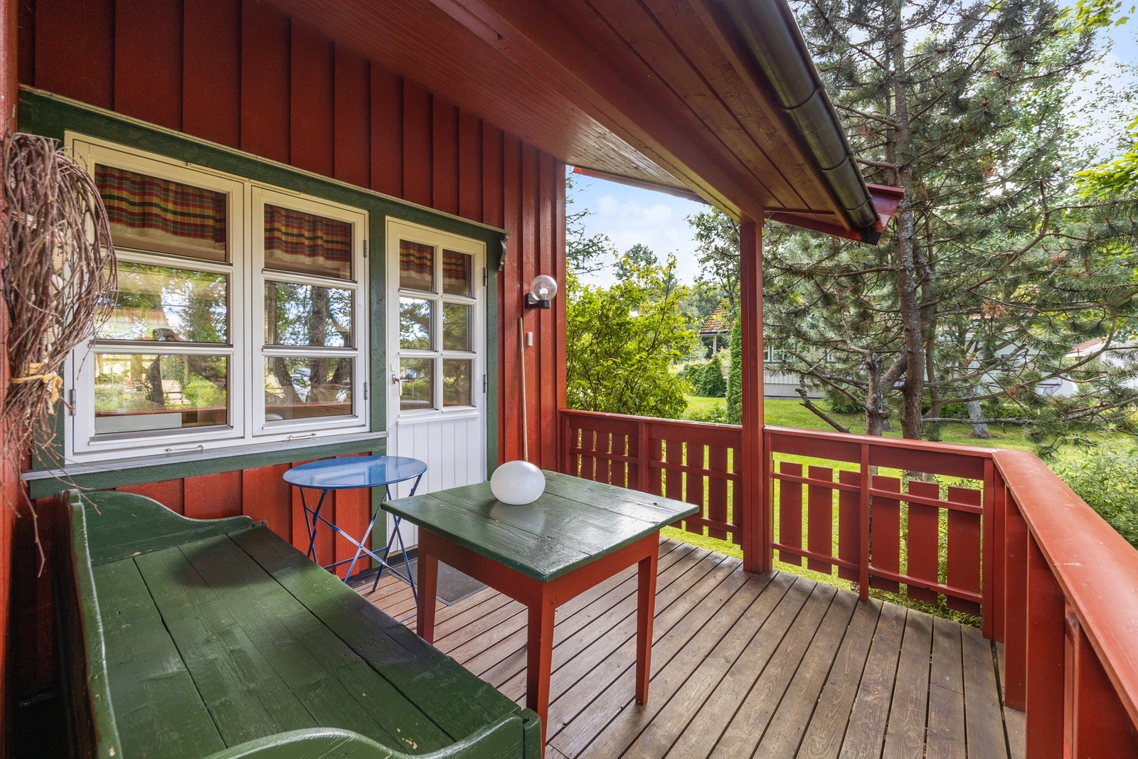 Terrasse som er sammenkoblet med terrasse ved inngangsparti Galleribilde