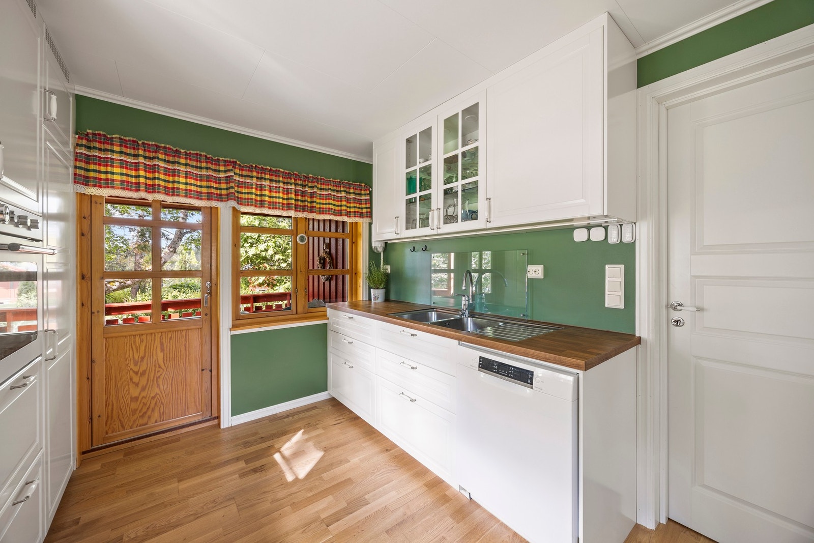 Fra stuen er det utgang til terrasse Galleribilde