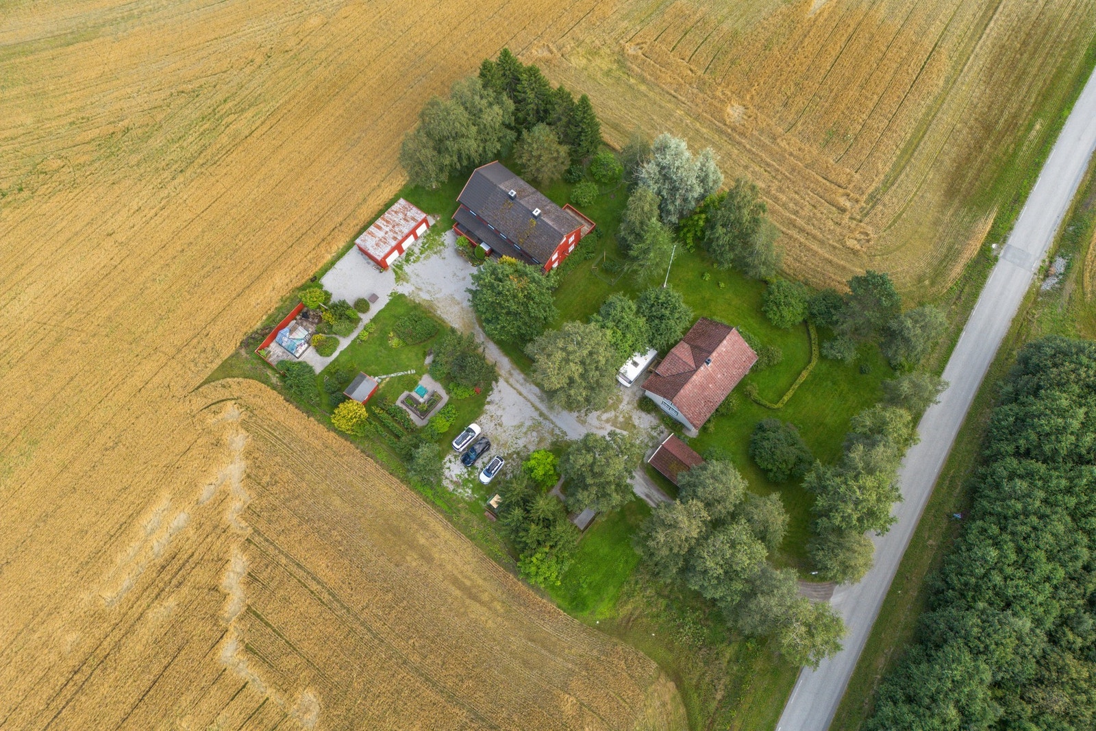 Bygningsmassen består av kårbolig med tilhørende garasje og enebolig med trippelgarasje, samt lekestue og drivhus Galleribilde