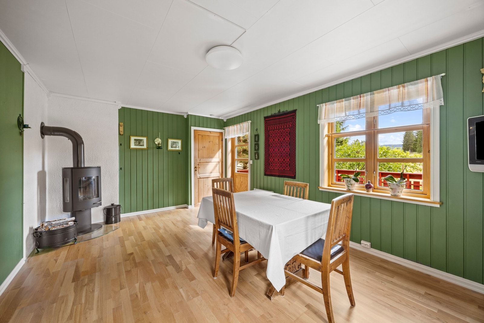 I dagligstuen ble det satt inn nytt ildsted i 2022 Galleribilde