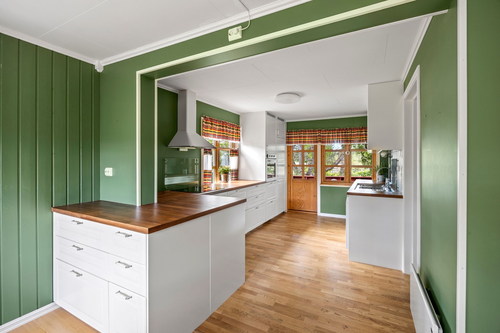 Kjøkken og dagligstue - ca 30 kvm. Praktisk løsning med mye benk- og oppbevaringsplass Galleribilde