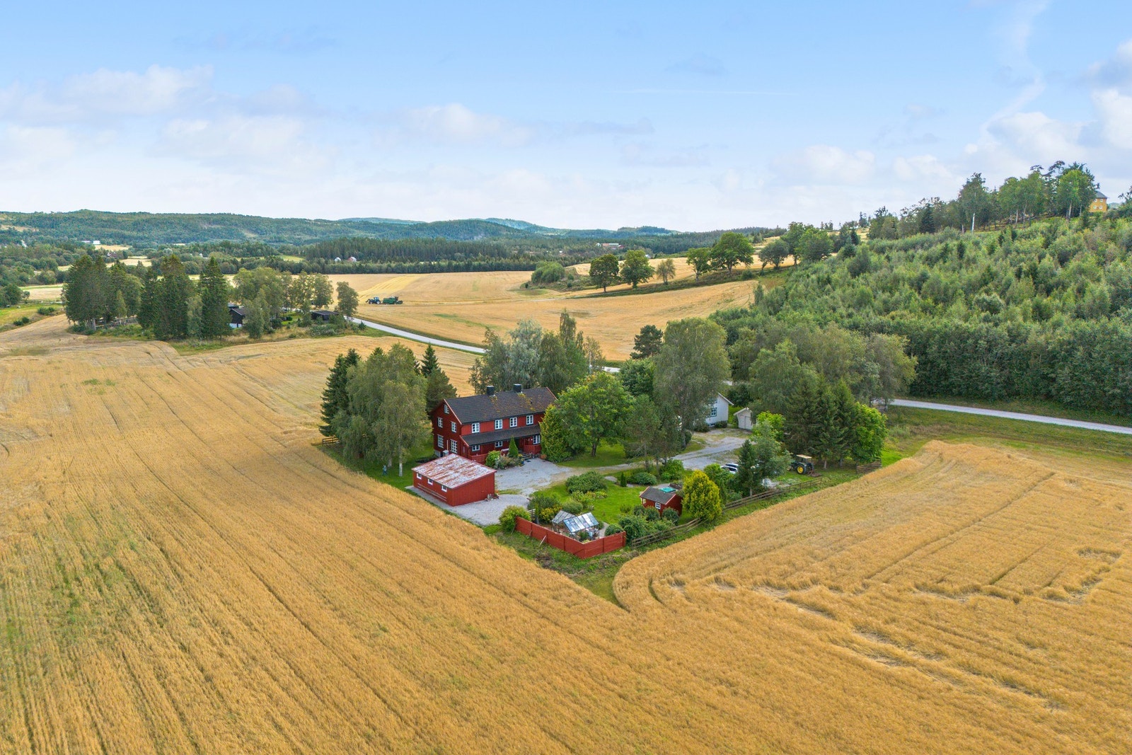 Landlig beliggenhet i Sparbu med kort vei til Mære (ca 2 km) med skole, samt kort vei til Steinkjer sentrum (ca 12km) Galleribilde