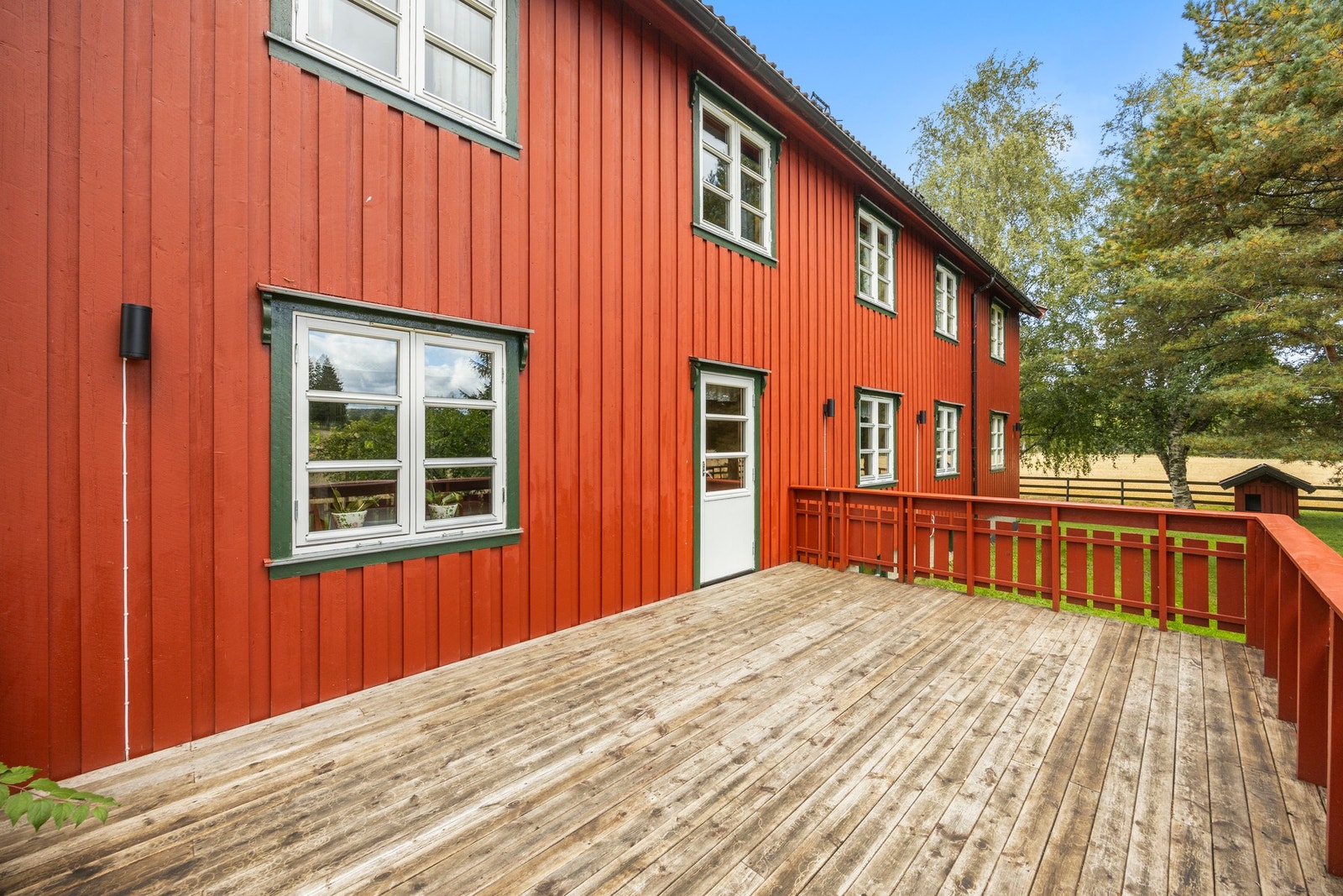 Solrik terrasse med god plass til utemøblement Galleribilde