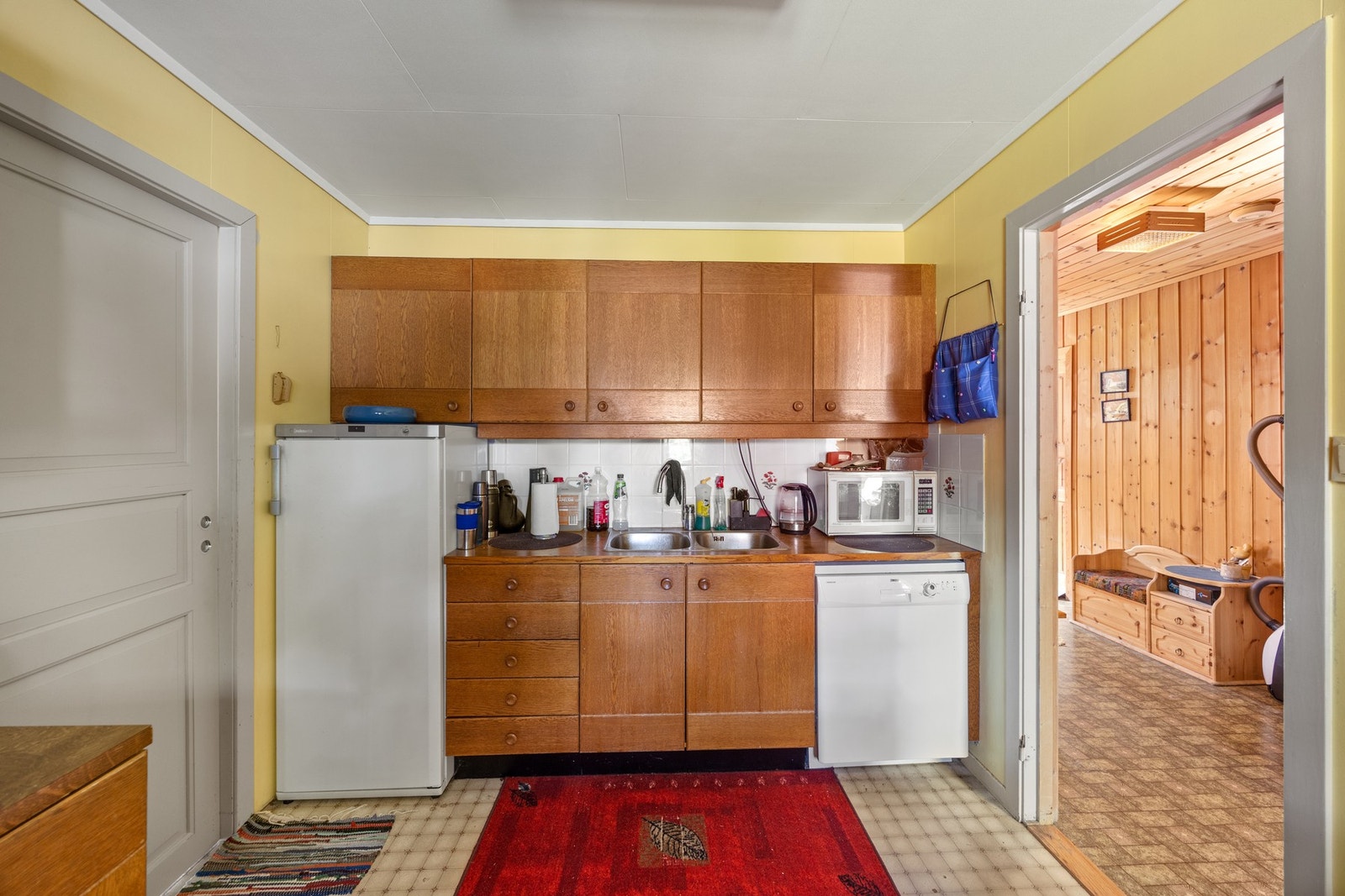 Innredning med avsatt plass for kjøleskap, oppvaskmaskin og komfyr Galleribilde